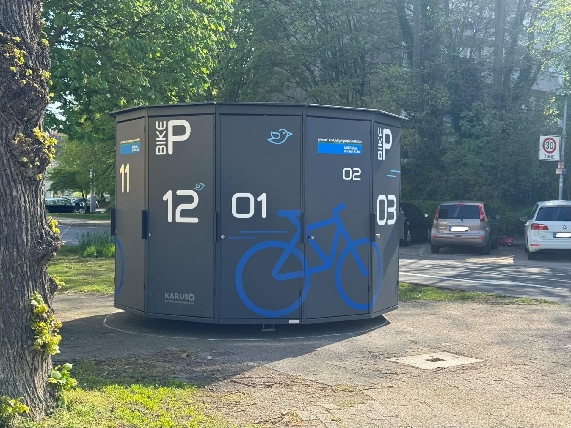 Fahrradhaus, anthrazit mit weißen Zahlen und einem blauen Fahrradlogo