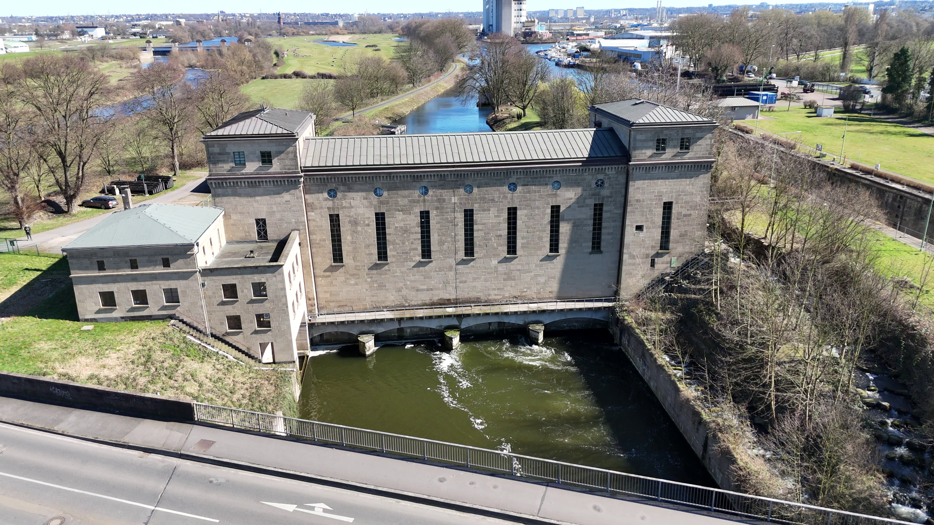 Zu sehen ist das Wasserkraftwerk Raffelberg im Anflug von der Westseite.