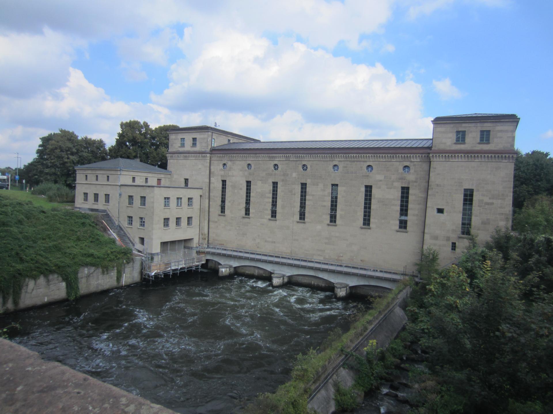 Vollständig sanierte Fassade auf der Unterwasserseite.