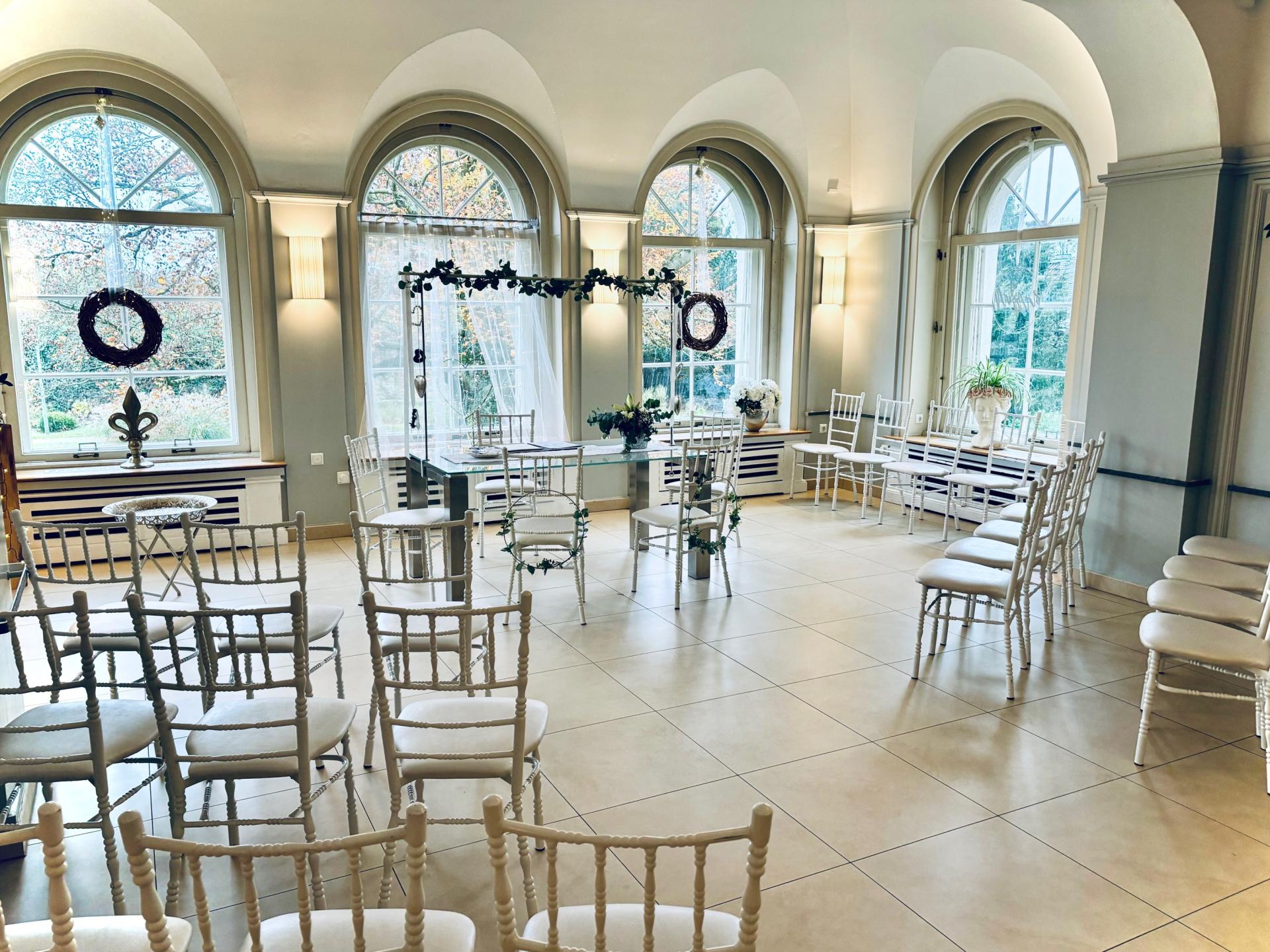 Festlich geschmückter Saal im Schloß Styrum anlässlich einer Hochzeit.