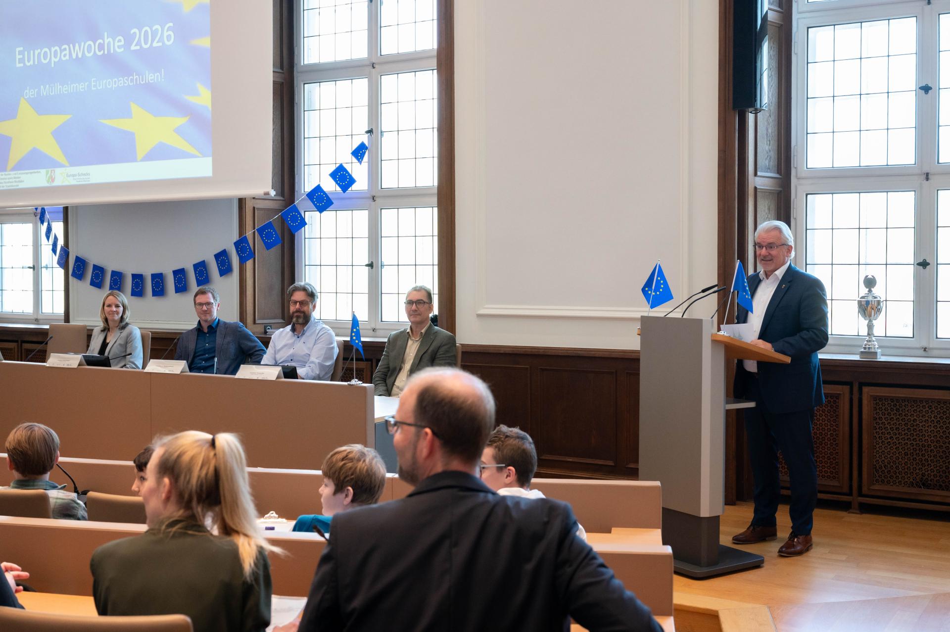 Oberbürgermeister Marc Buchholz würdigte im Rahmen der Europawoche 2026 in seinem Grußwort das Engagement der Jugendlichen.