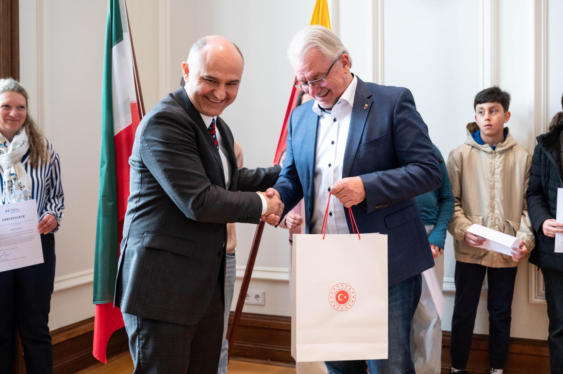Oberbürgermeister Marc Buchholz und Generalkonsul Taylan Özgür Aydın würdigte er das langjährige Engagement beider Schulen für den internationalen Austausch und die freundschaftlichen Beziehungen zwischen Mülheim an der Ruhr und Beykoz.