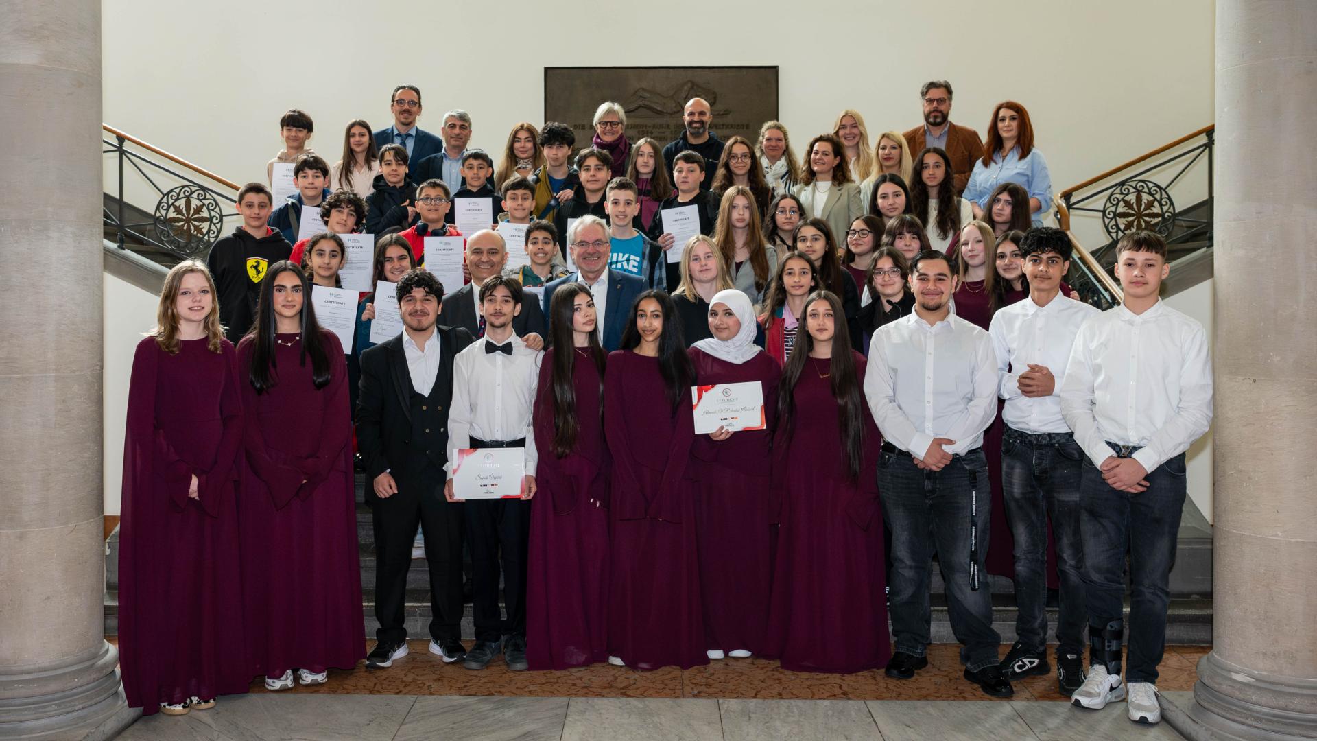 Engagement für deutsch-türkische Freundschaft gewürdigt  Am Montag, 18. Mai 2026, empfing Oberbürgermeister Marc Buchholz im Ratssaal Schülerinnen und Schüler der Realschule Stadtmitte und der Realschule Broich sowie Gäste aus Beykoz. Gemeinsam mit dem türkischen Generalkonsul Taylan Özgür Aydın würdigte er das Engagement beider Schulen für den internationalen Austausch und die freundschaftlichen Beziehungen zwischen Mülheim an der Ruhr und Beykoz.