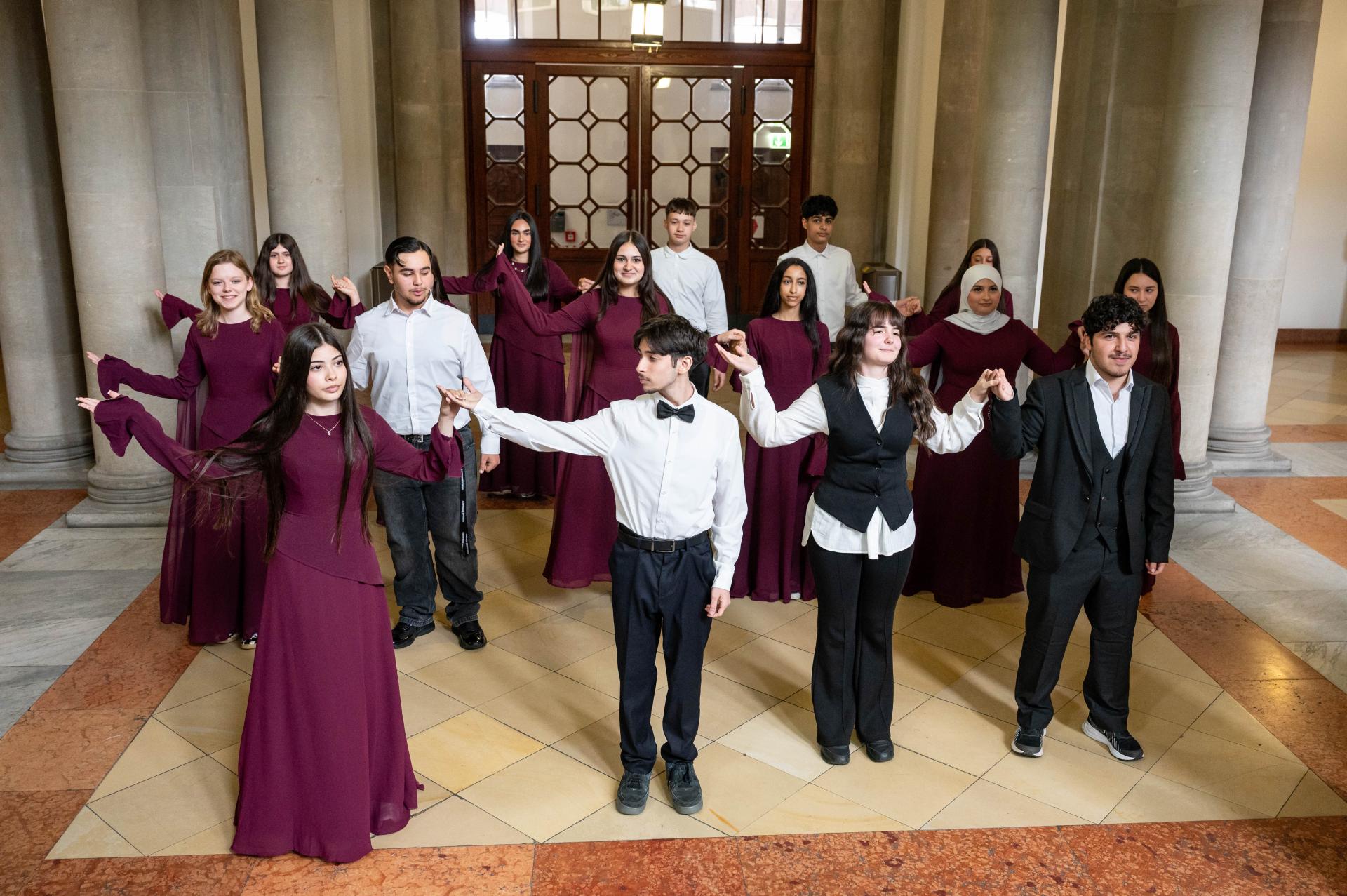 Die Schülerinnen und Schüler der Realschule Stadtmitte berichteten von ihrer Teilnahme am „National Sovereignty Day“ in Beykoz und präsentierten zudem einen Ausschnitt aus der Darbietung, mit der sie bereits in der Türkei aufgetreten waren.