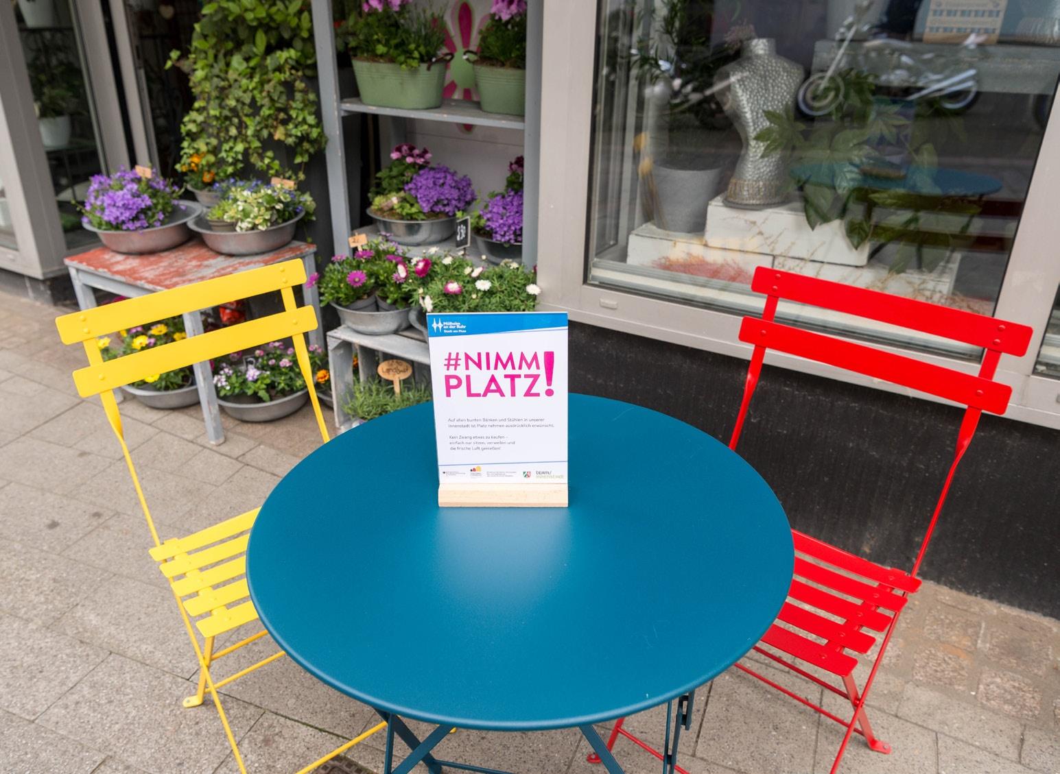 Anschaffung von buntem Sitzmobiliar im Rahmen des Projektfonds