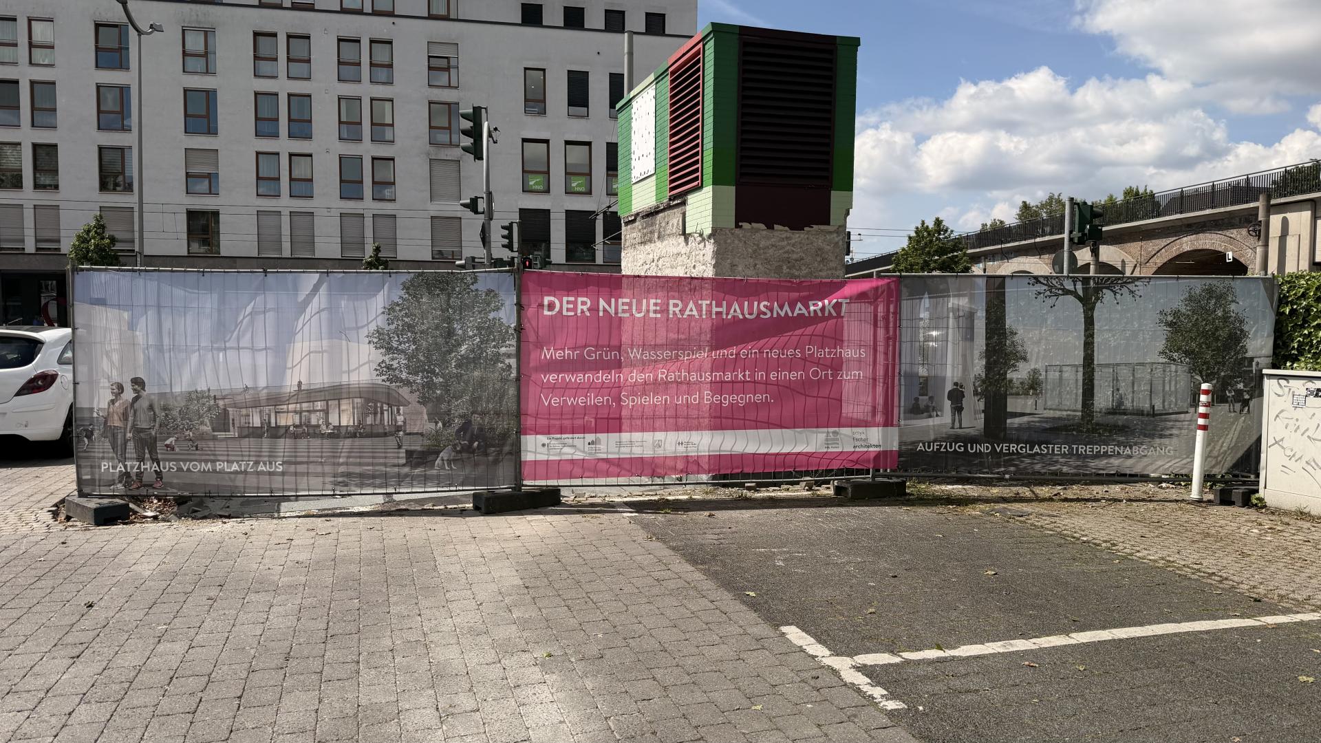 Bauzaunbanner zeigen die Planungen für den Rathausmarkt