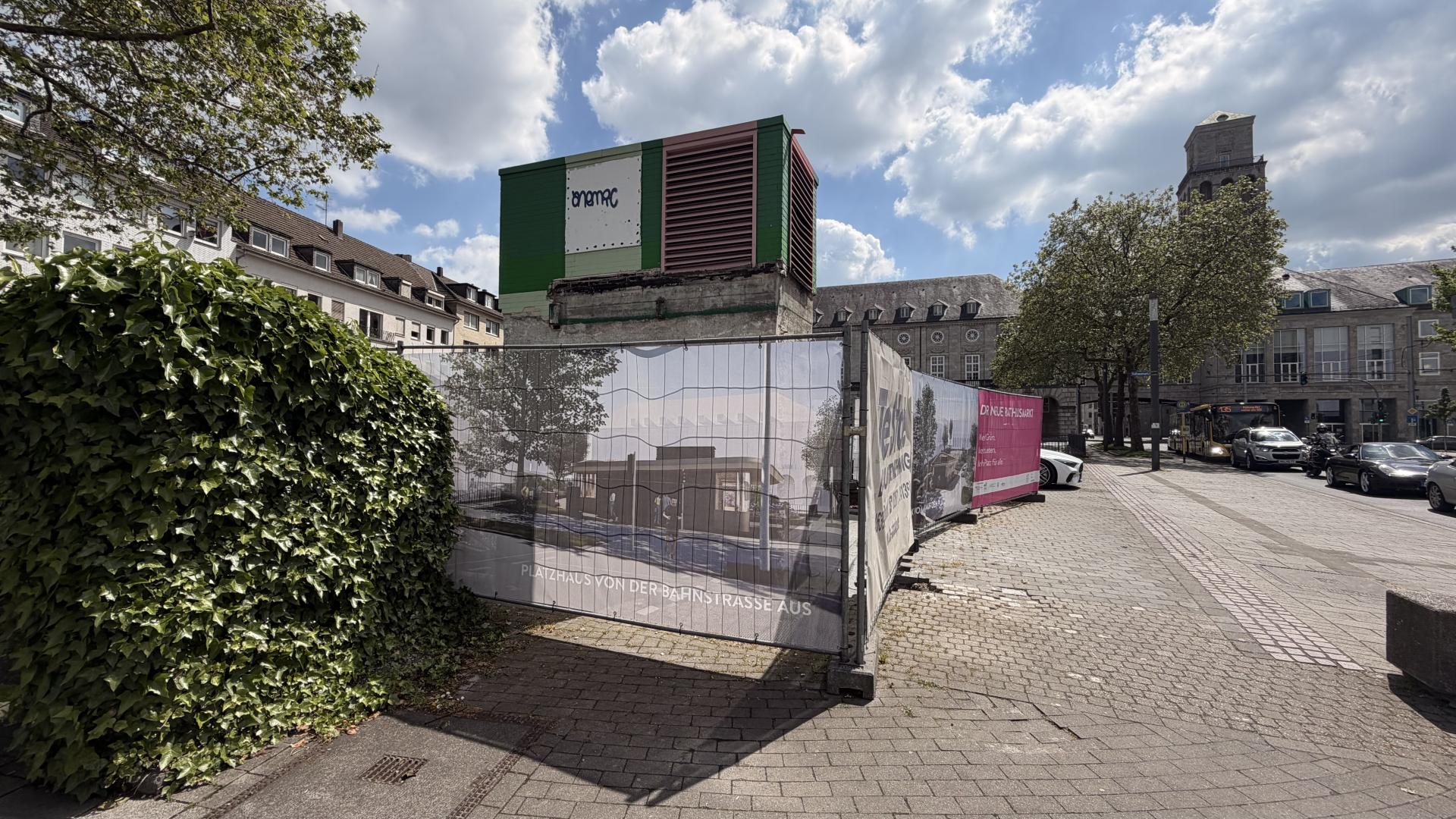 Bauzaunbanner zeigen die Planungen für den Rathausmarkt