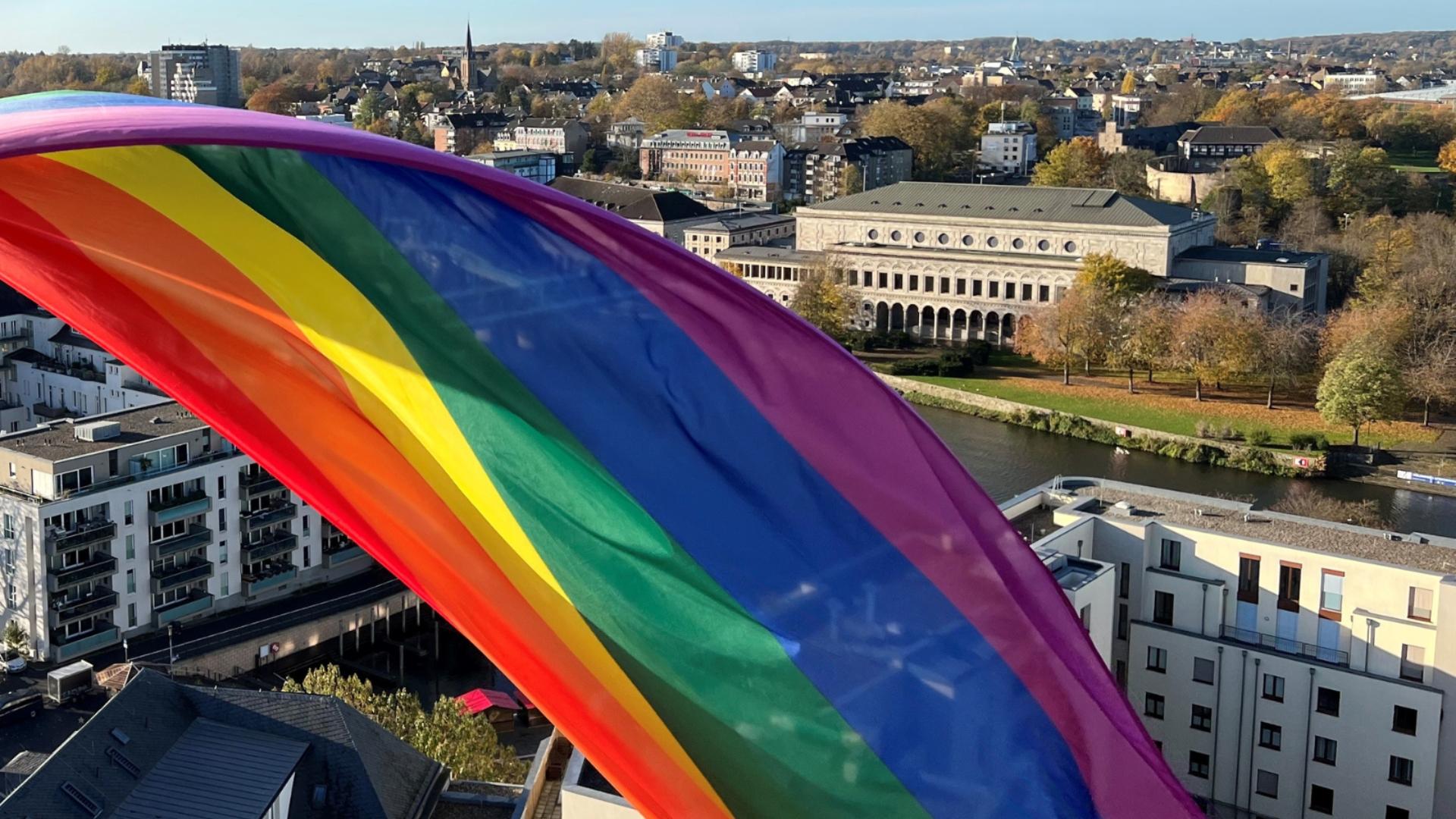 Rathausturm ist mit Regenbogenfahne beflaggt