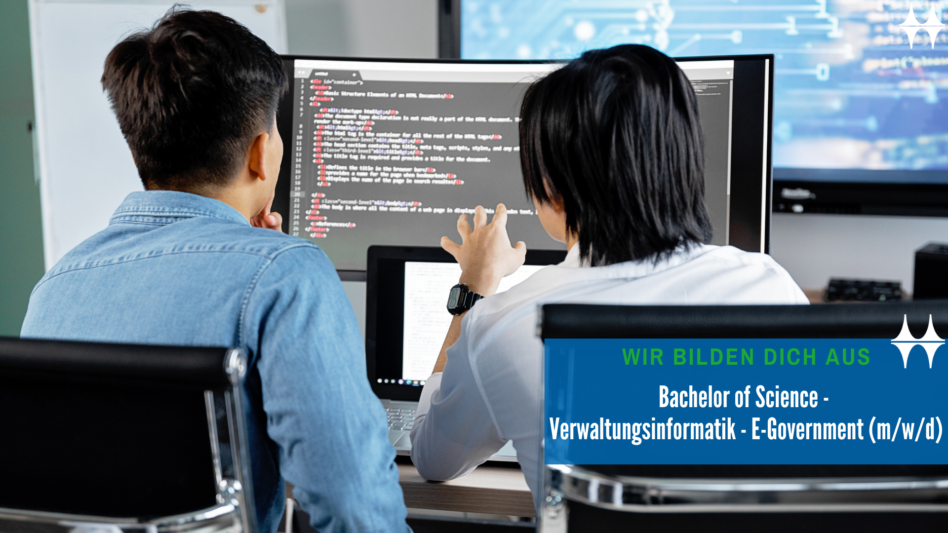 Das Bild zeigt zwei Personen, die vor einem Bildschirm sitzen und mit den Händen gestikulieren. 