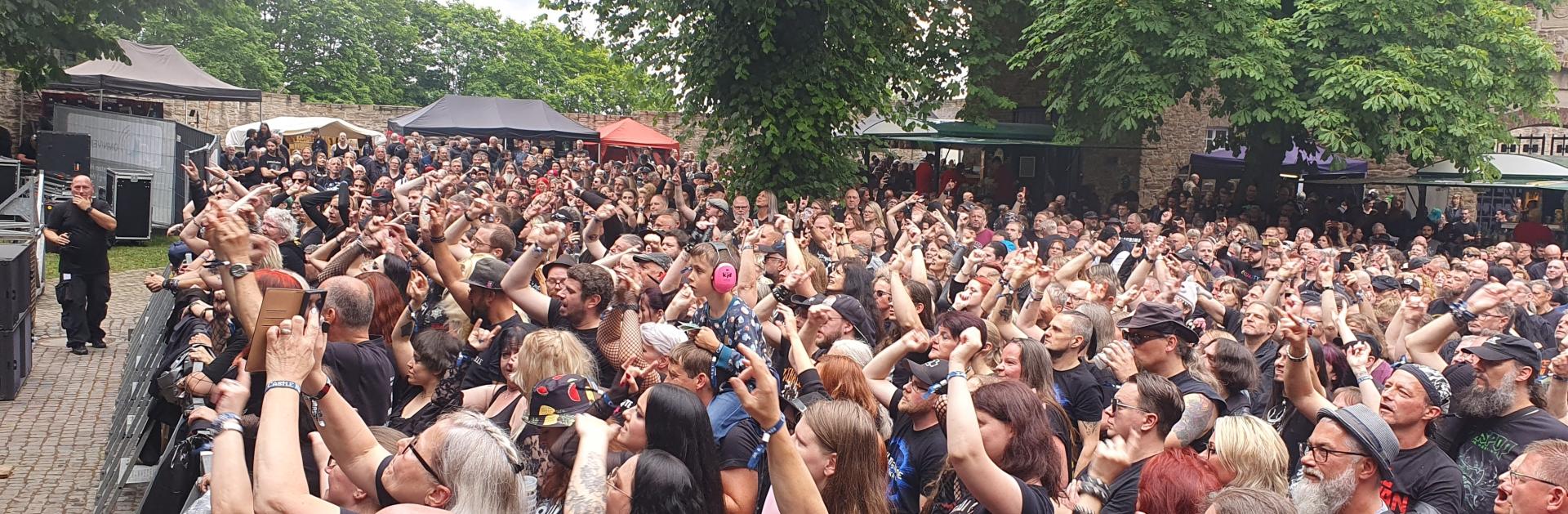 Das Bild zeigt Publikum beim Castle Rock Festival 2023 im Schloß Broich.
