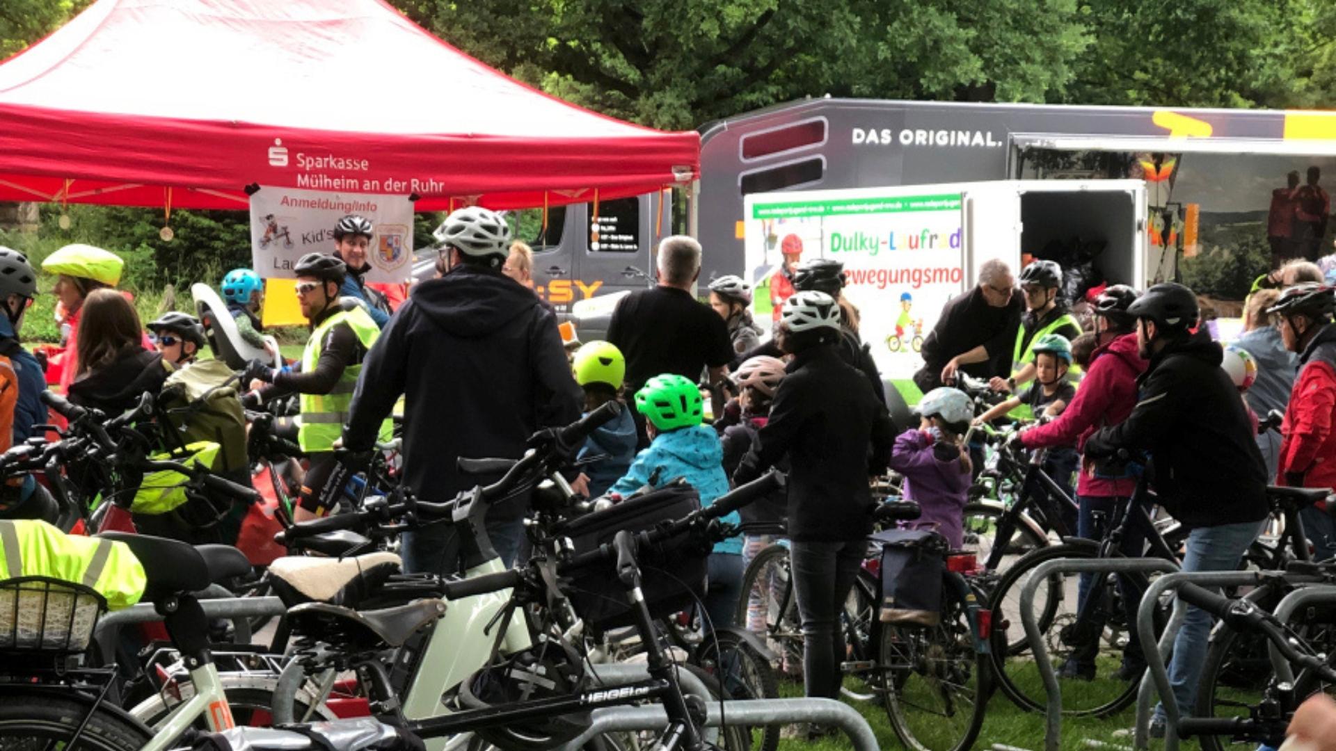 Foto zeigt Teilnehmer*innen der Veranstaltung Fahrradfrühling im MüGa-Park.