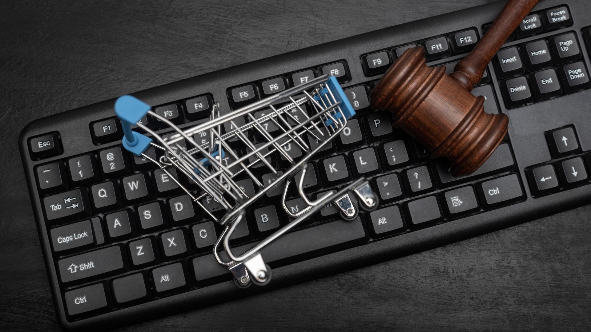 Holzhammer liegt auf einer Tastatur