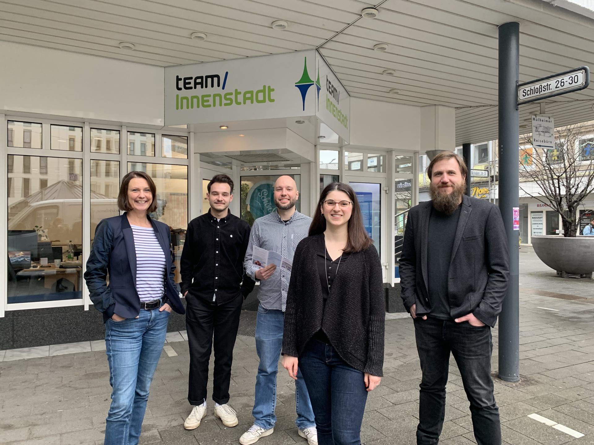 Das Team Innenstadt vor dem Citybüro in der Schloßstraße
