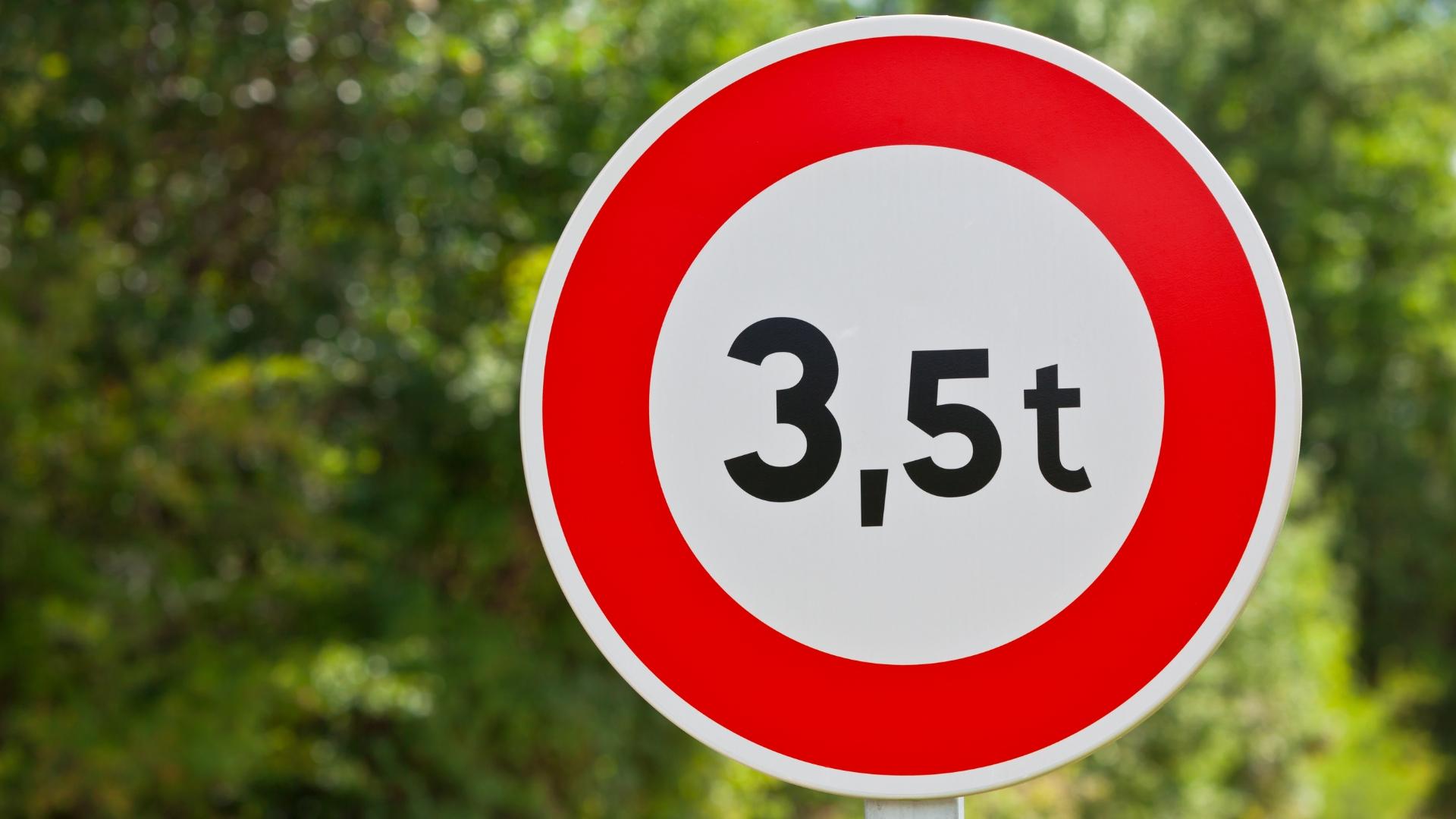 Verkehrsschild zeigt ein Durchfahrverbot für Fahrzeuge über 3,5 Tonnen