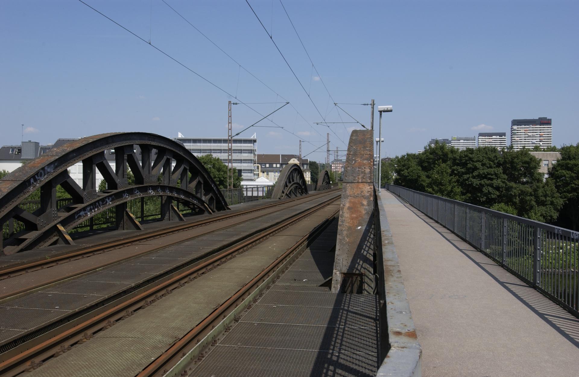 Bahntrasse mit Schienen vor der Umgestaltung