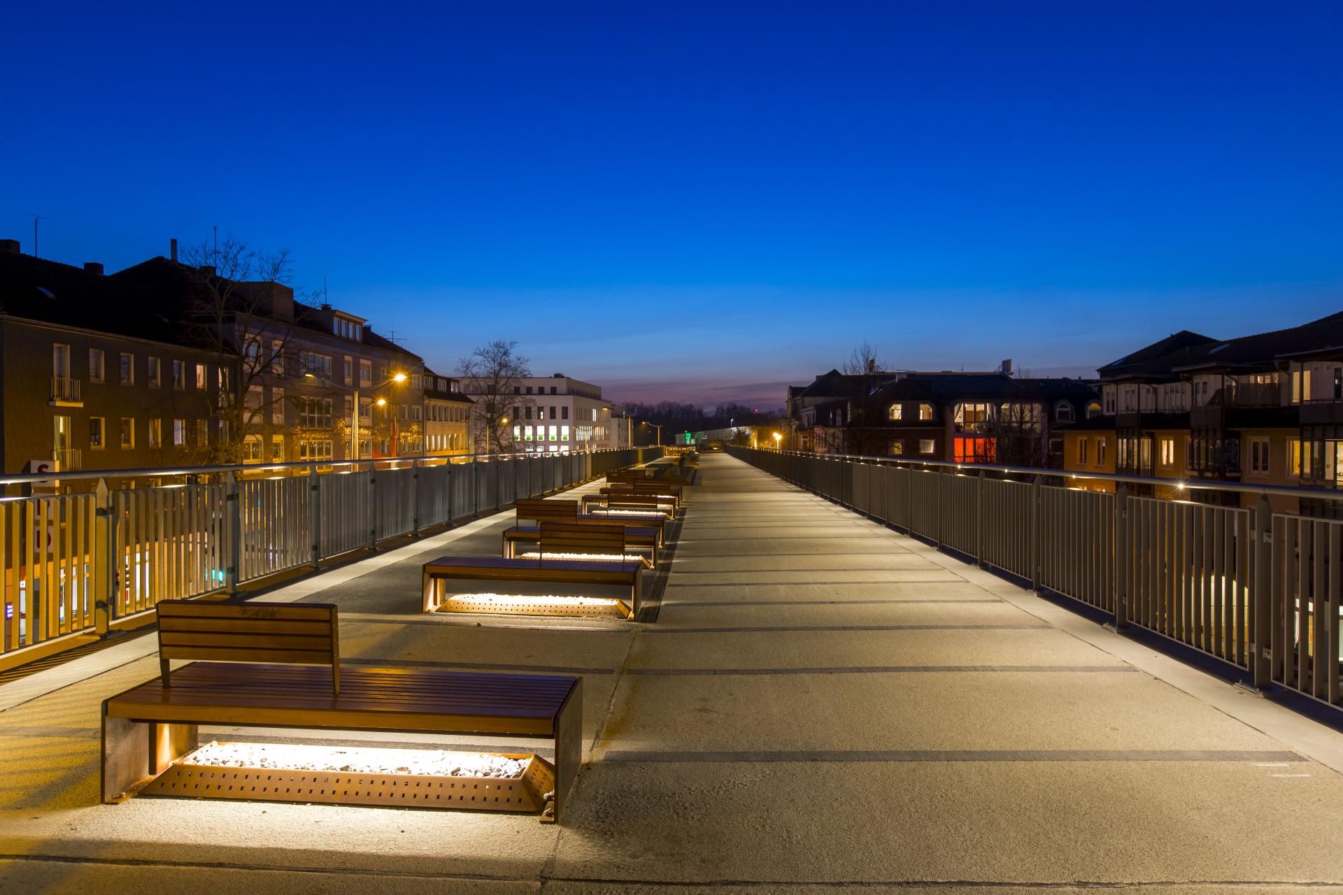 Zum Radweg umgebaute Bahntrasse bei Nacht