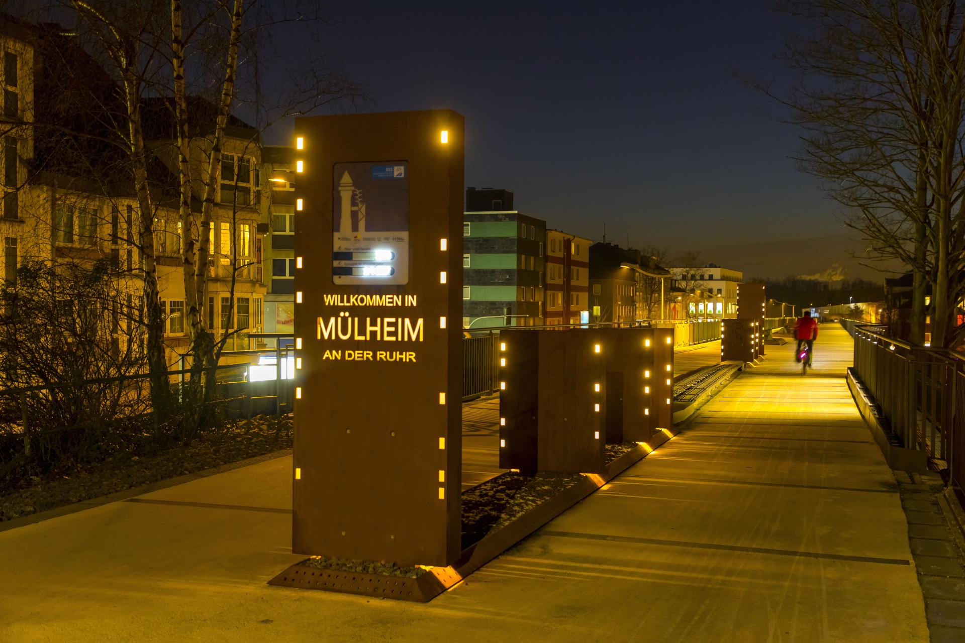 Radschnellweg bei Nacht mit Willkommensstehle