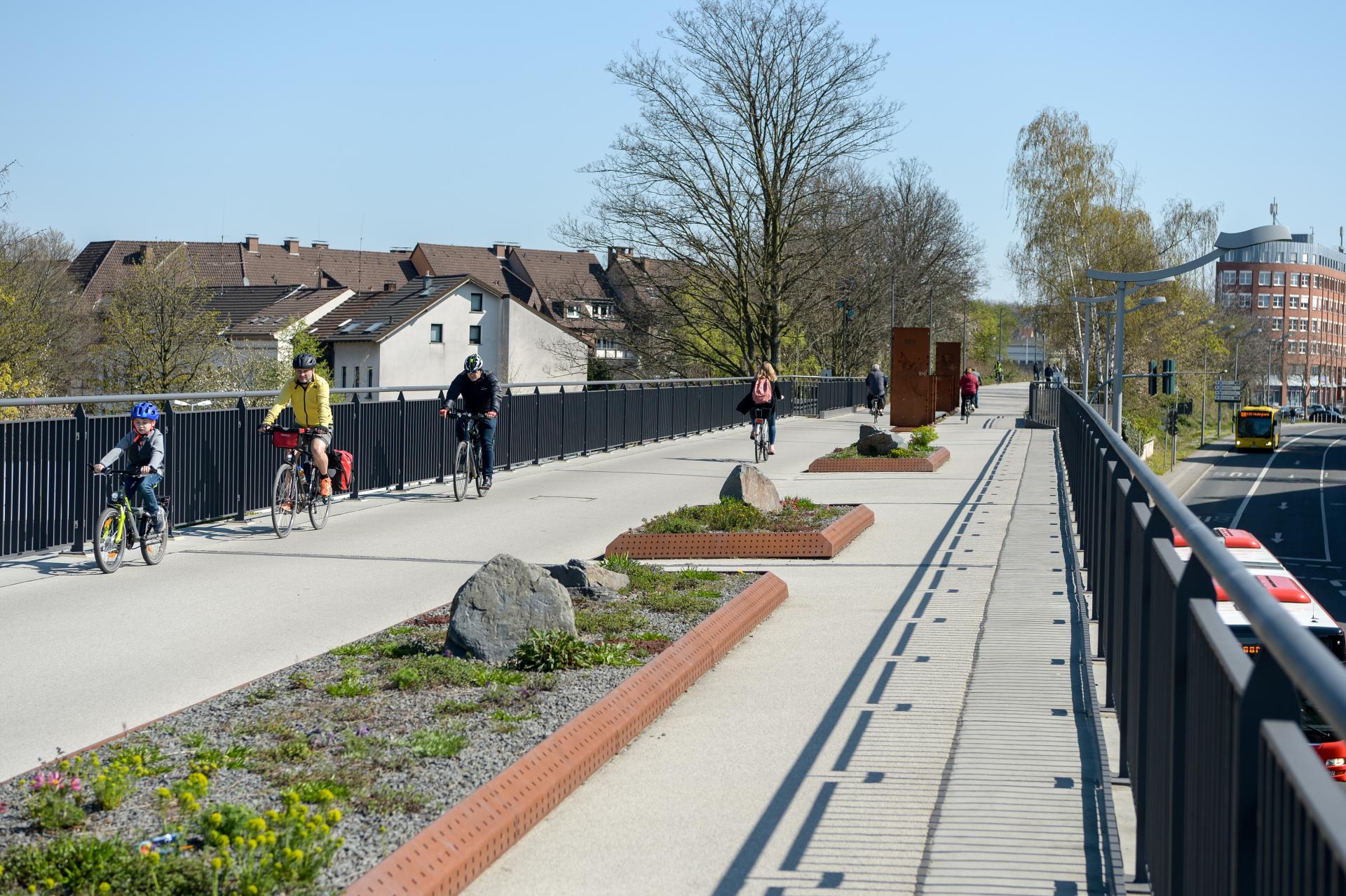Umgebaute Bahntrasse mit Radschnellweg