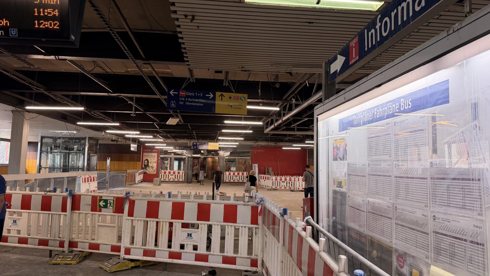 Durchgang zum Hauptbahnhof mit Baustelle für die neue Überdachung