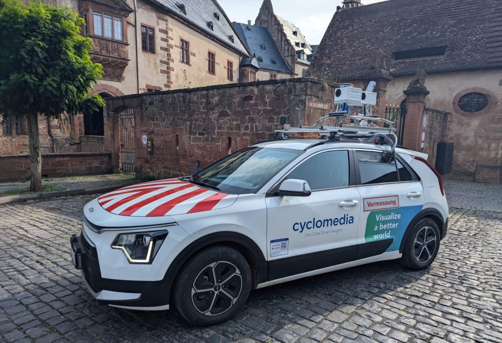 Ein Aufnahmefahrzeug für die Erstellung von 360°-Panaoramabildern