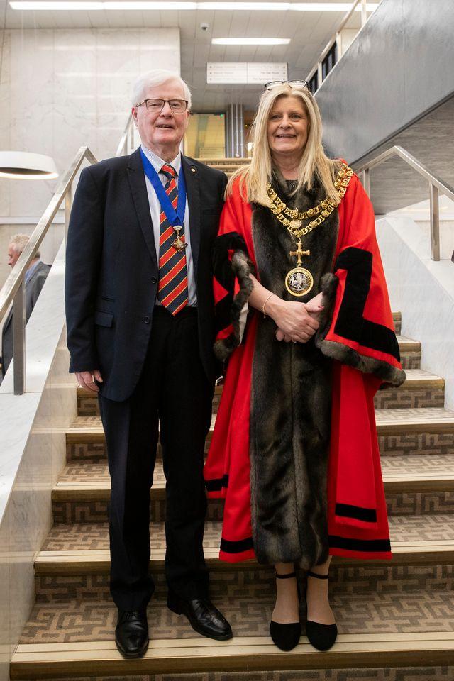 Thomas Nutt (links), ehemaliger Bürgermeister von Darlington und langjähriger Förderer der Städtepartnerschaft mit Mülheim an der Ruhr, gemeinsam mit der neuen Bürgermeisterin Helen Crumbie (rechts).