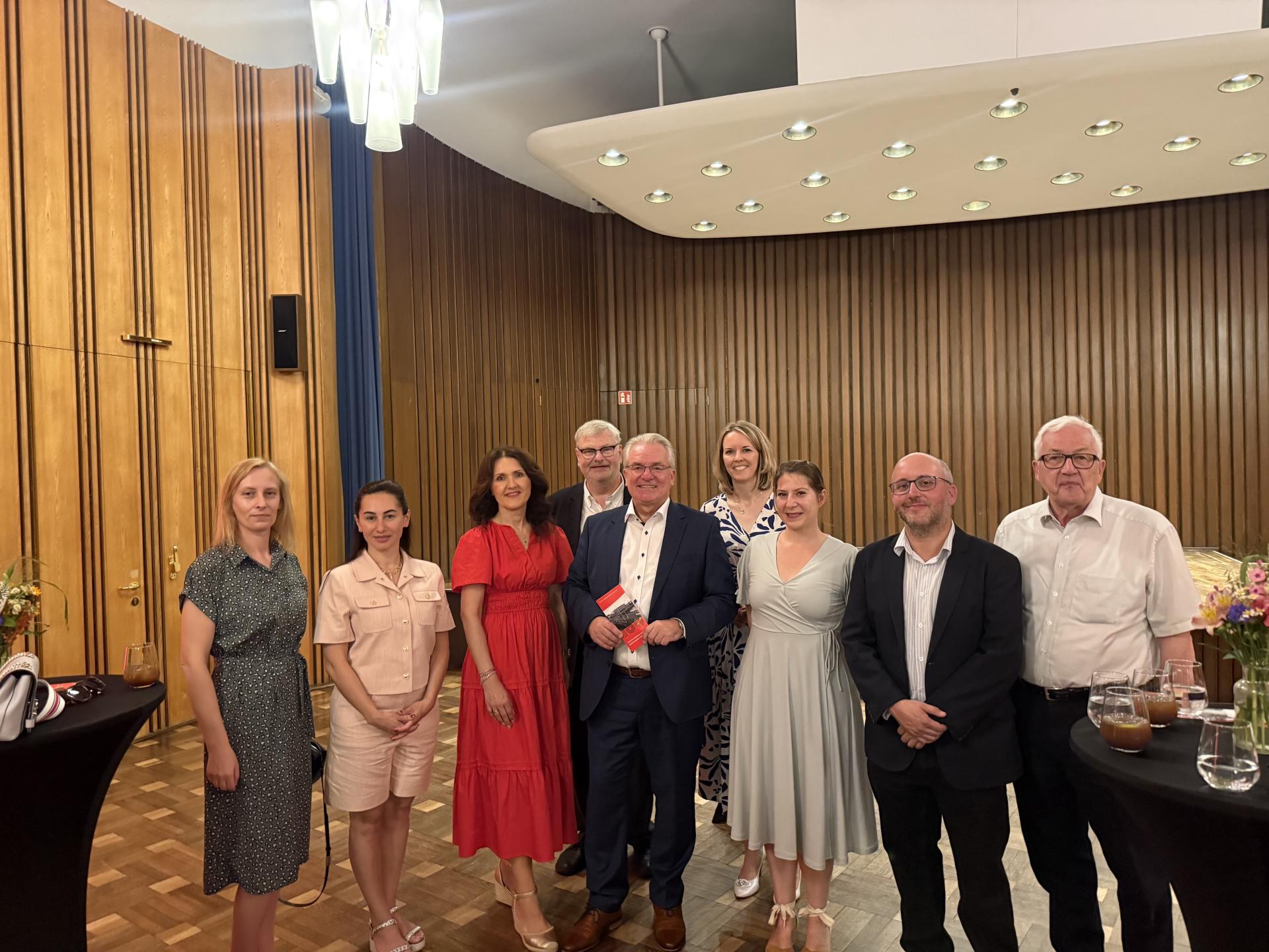 Anlässlich des 100-jährigen Jubiläums der Mülheimer Stadthalle begrüßte die Stadt Mülheim Gäste aus ihren Partnerstädten Beykoz, Opole und Tours (von links nach rechts): Magdalena Sobolewska (Internationale Beziehungen Opole), Özlem Vural Gürzel (stellvertretende Bürgermeisterin Beykoz), Renata Szymańska-Ćwirzeń (Stadtkämmerin Opole), Bürgermeister Markus Püll, Oberbürgermeister Marc Buchholz, Bürgermeisterin Alexandra Hanf, Aurore Mallet (Internationale Projektmanagerin Tours), Damien Hentry (Stadtrat Tour
