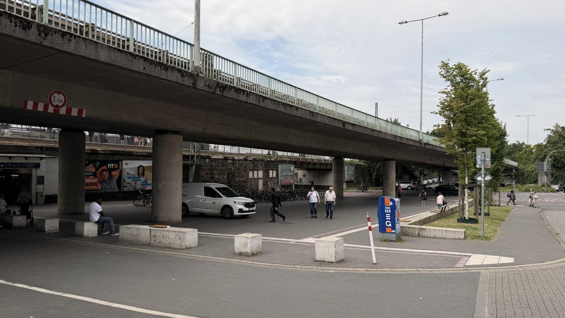 Nördlicher Bahnhofsvorplatz von der Parallelstraße