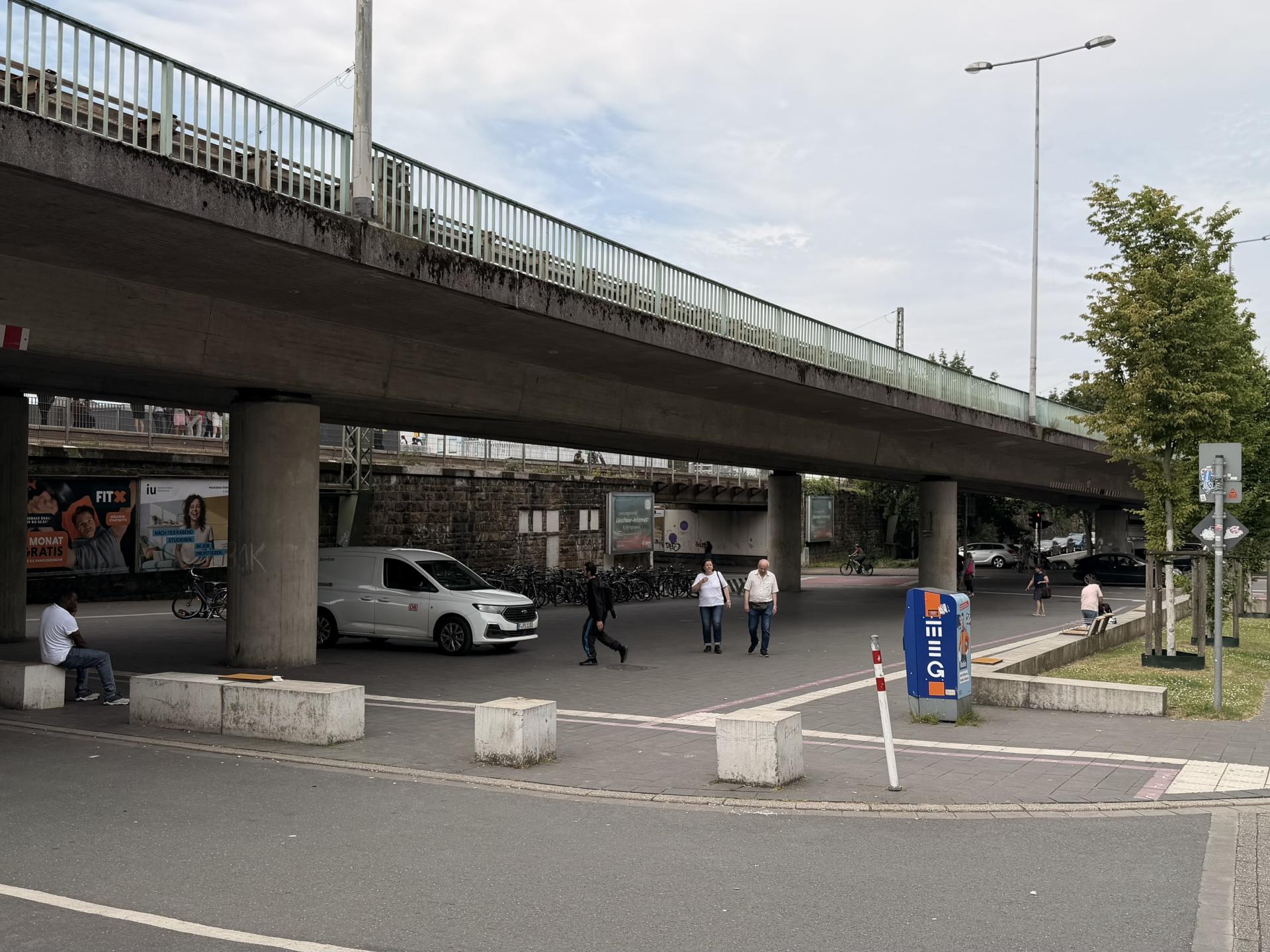 Nördlicher Bahnhofsvorplatz von der Parallelstraße