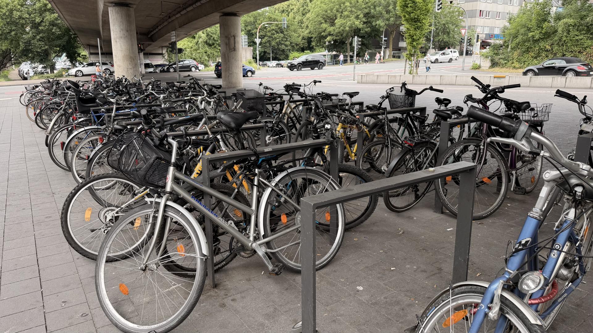 Neue Fahrradständer auf dem nördlichen Bahnhofsvorplatz