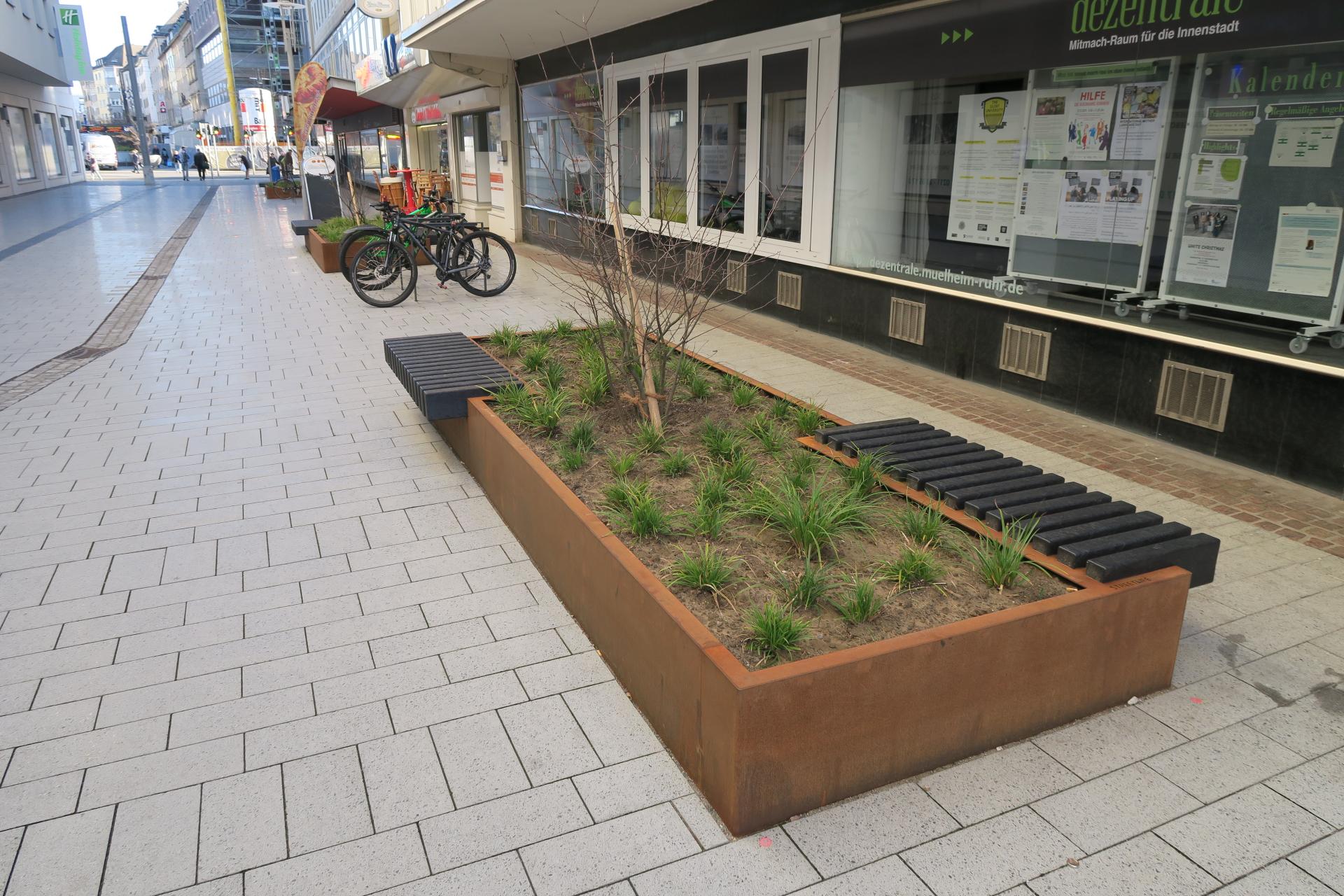 Hochbeet mit Sitzmöglichkeit in der kleinen Schloßstraße