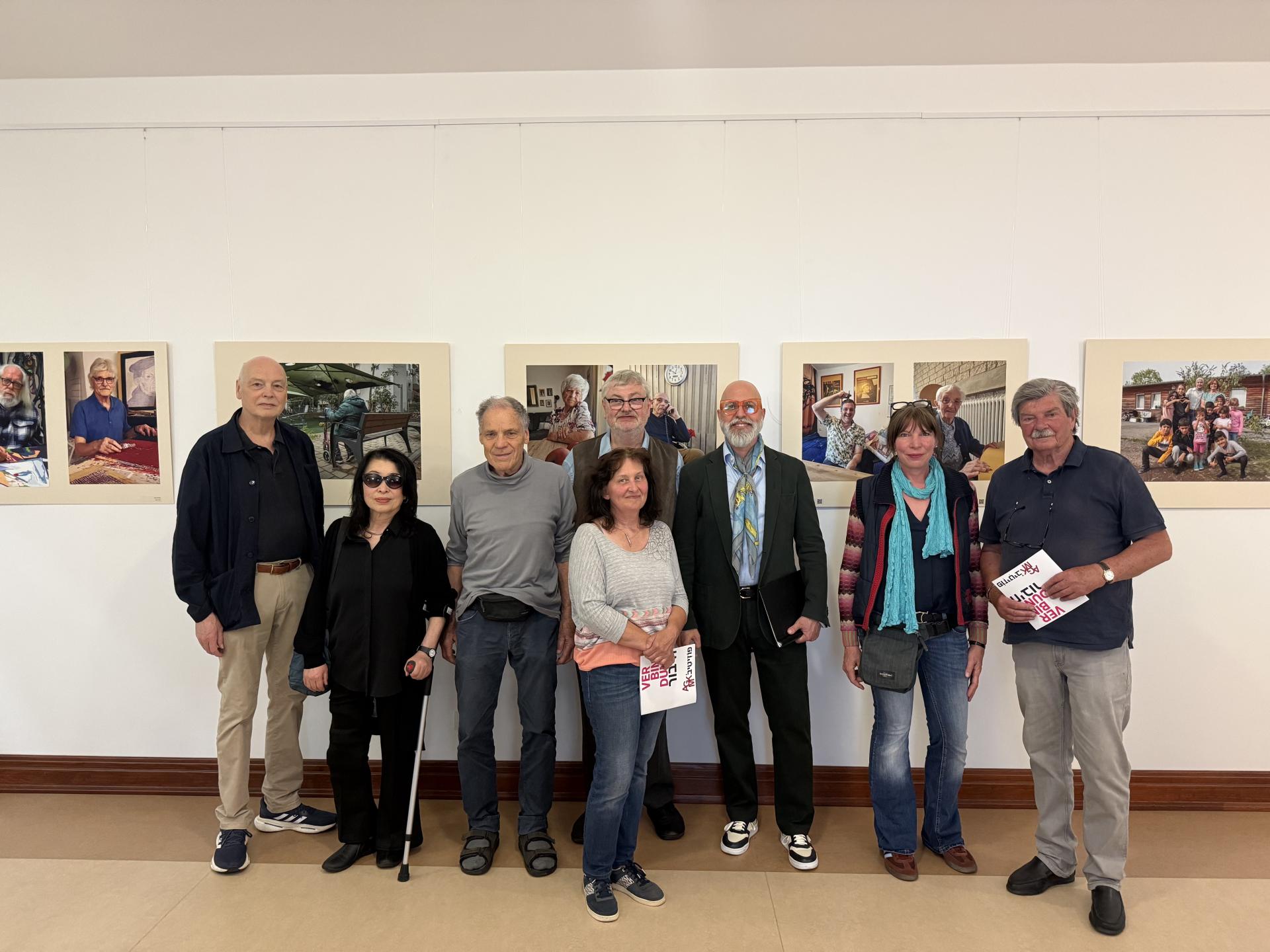 Zur Eröffnung der Ausstellung „Verbindung – חיבור“ in der Rathausspange (v. l.): Walter Schernstein, Hiroko Inoue, Rainer Komers, Bürgermeister Markus Püll, die Vorsitzende der AGMK Karin Dörre, Frank Schablewski, RonA Nekes und Heiner Schmitz.