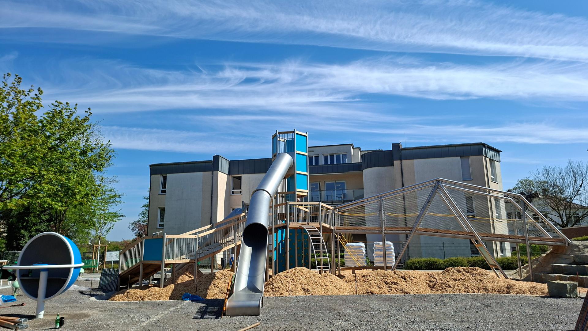 Spielplatz am Schloßberg während der Bauphase, zu sehen ist das Rutschenelement