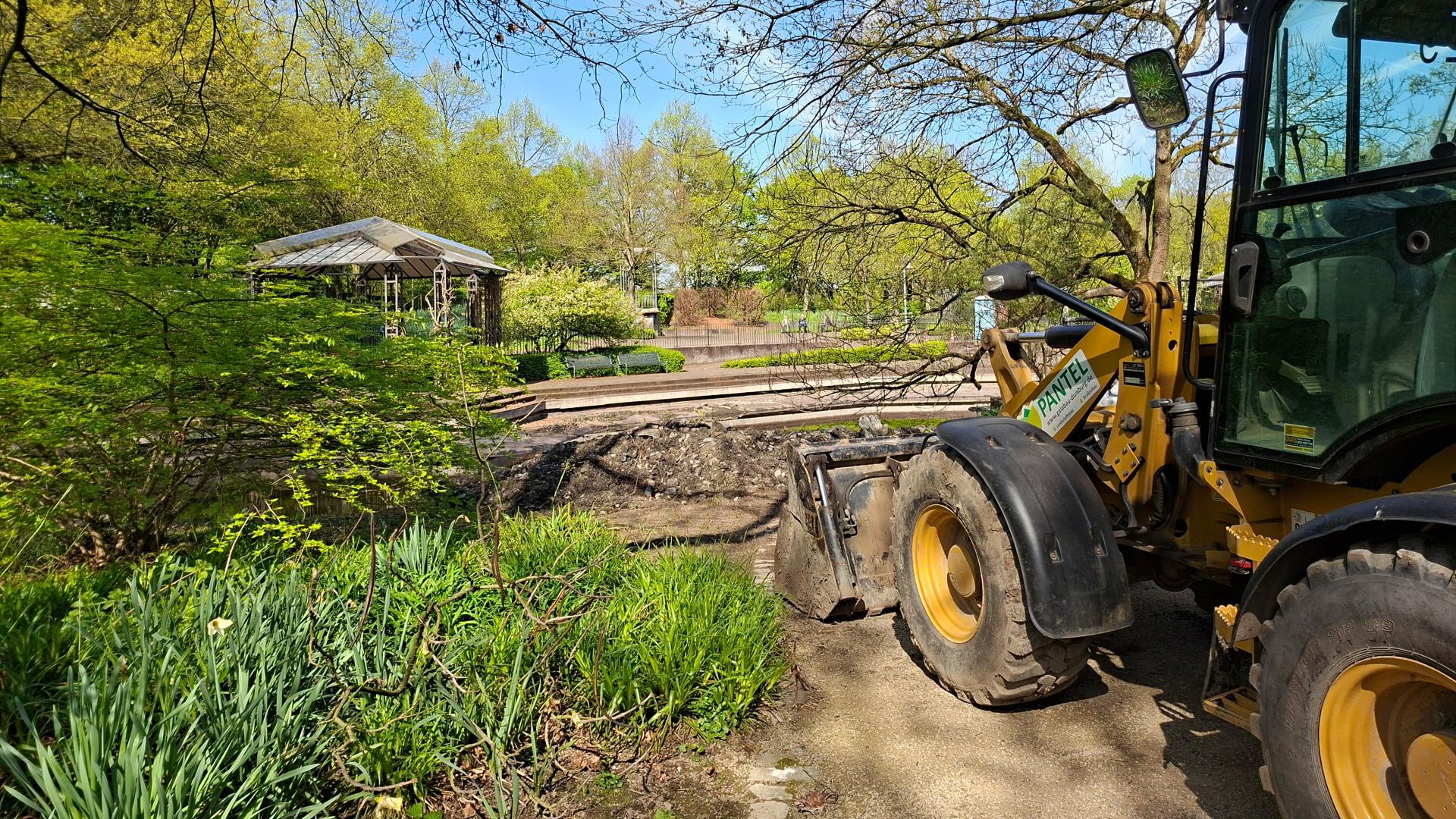 Teichanlage in der MüGa, das Wasser ist rausgelassen und es ist ein Bagger zu sehen