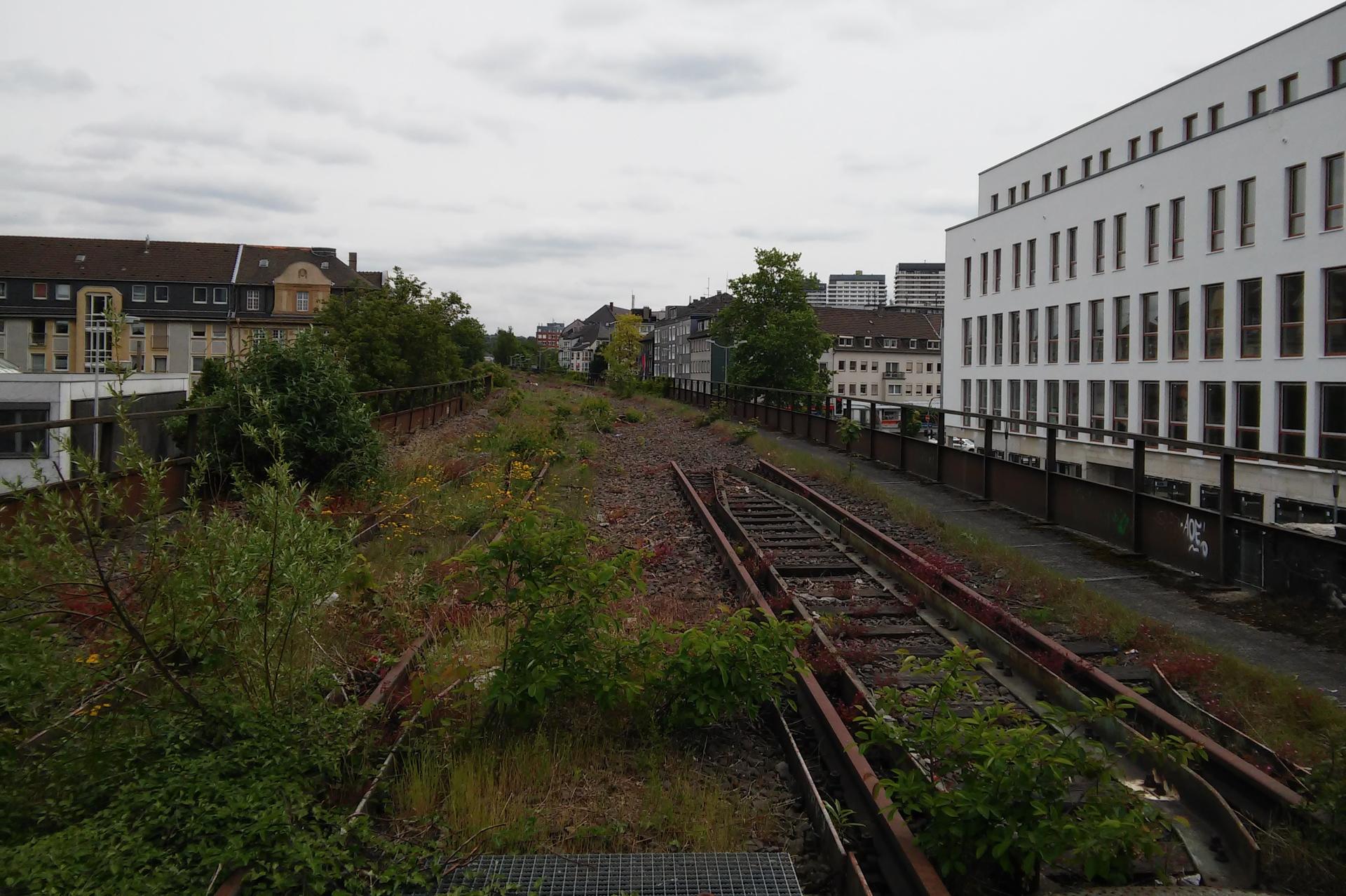 Die brachliegende Bahntrasse vor Beginn der Bauarbeiten
