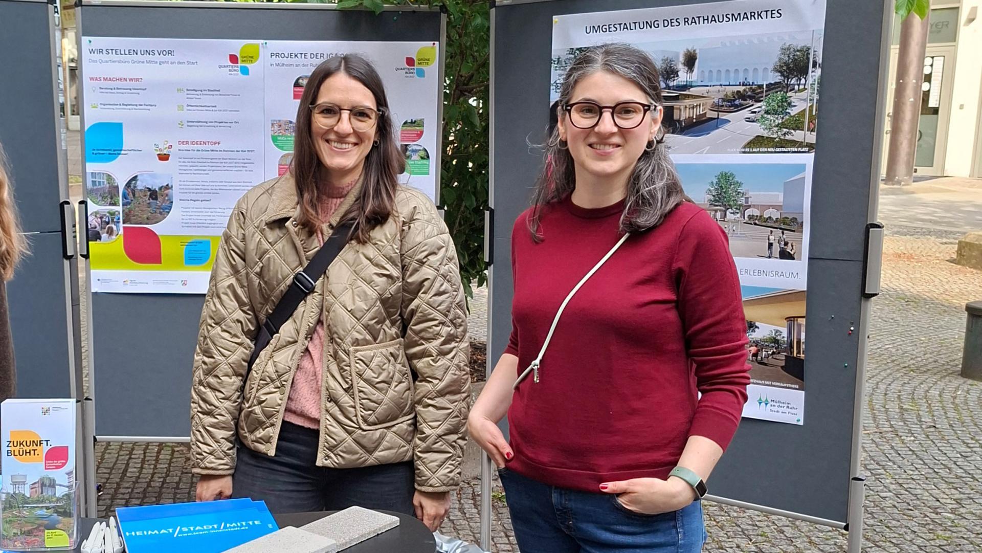 auf dem Foto sind zwei Frauen, diese gehören zum Quartiersbüro Grüne Mitte und stehen vor Stellwänden