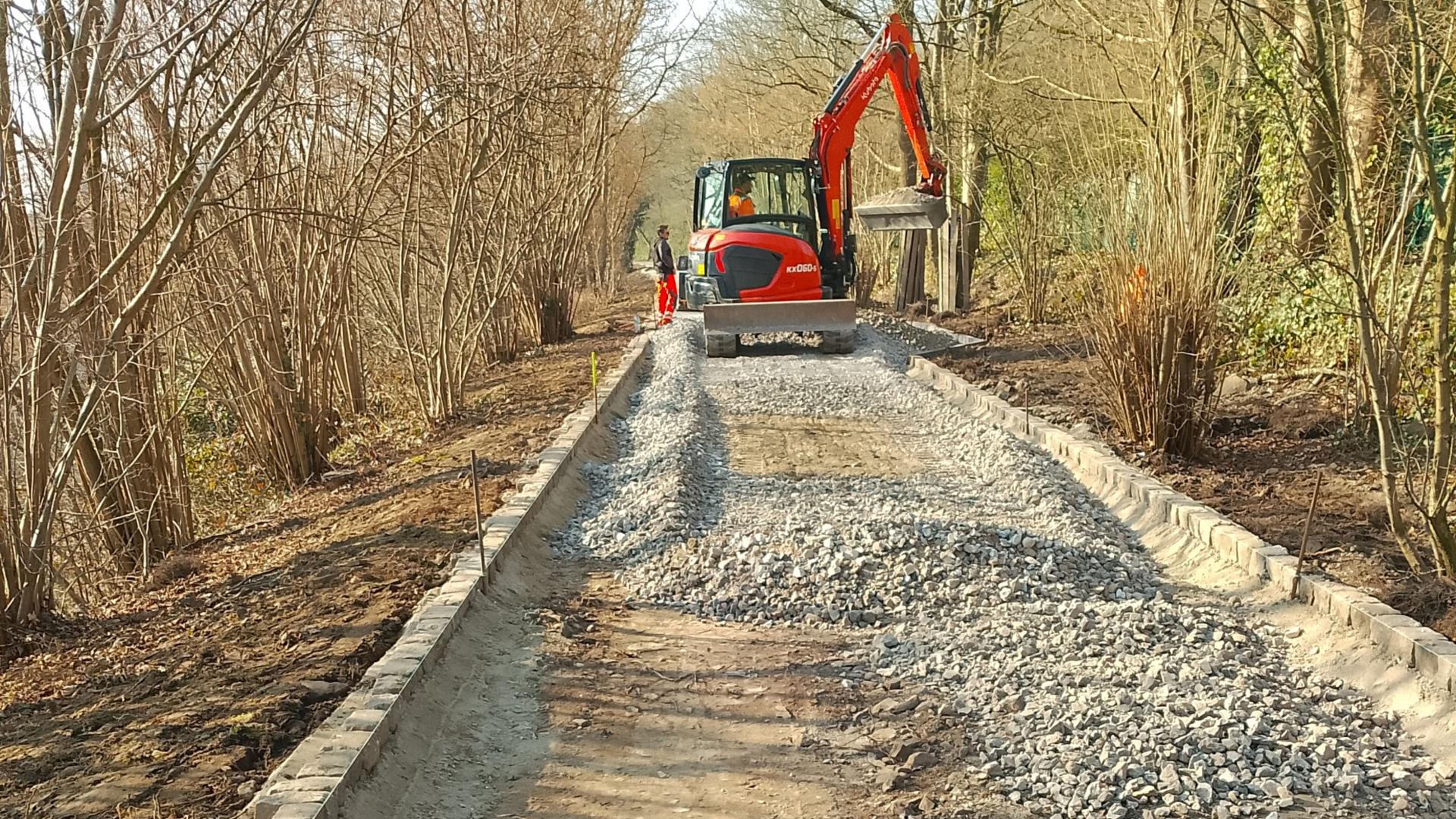 Das Foto zeigt die Baustelle vom Fossilienweg, es ist ein Bagger zu sehen, der am Rad- und Fußweg arbeitet