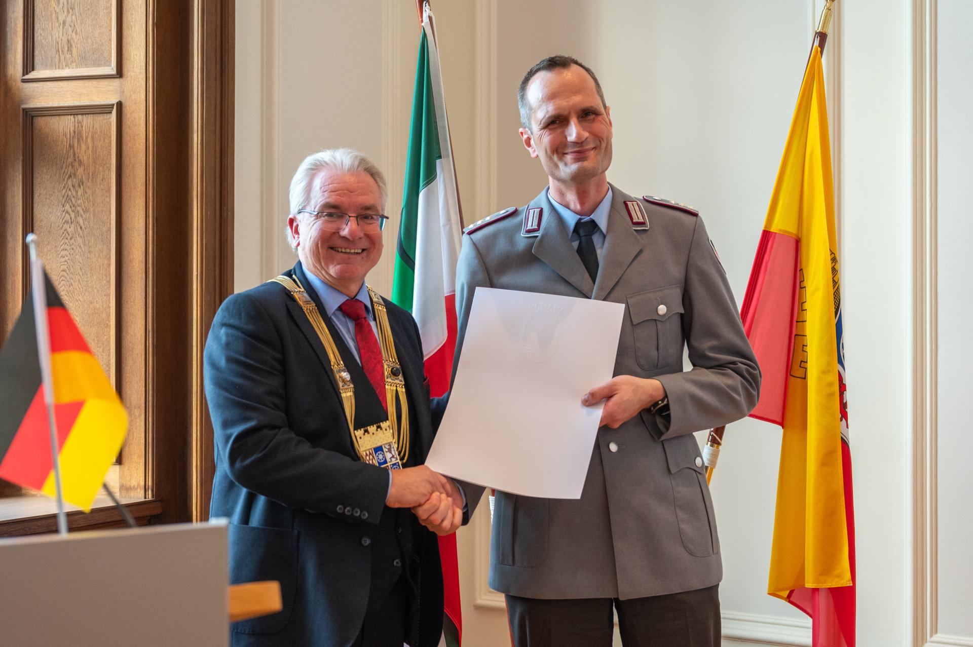 Hauptmann d.R. Marcel Riedel mit Herrn Oberbürgermeister Buchholz. 