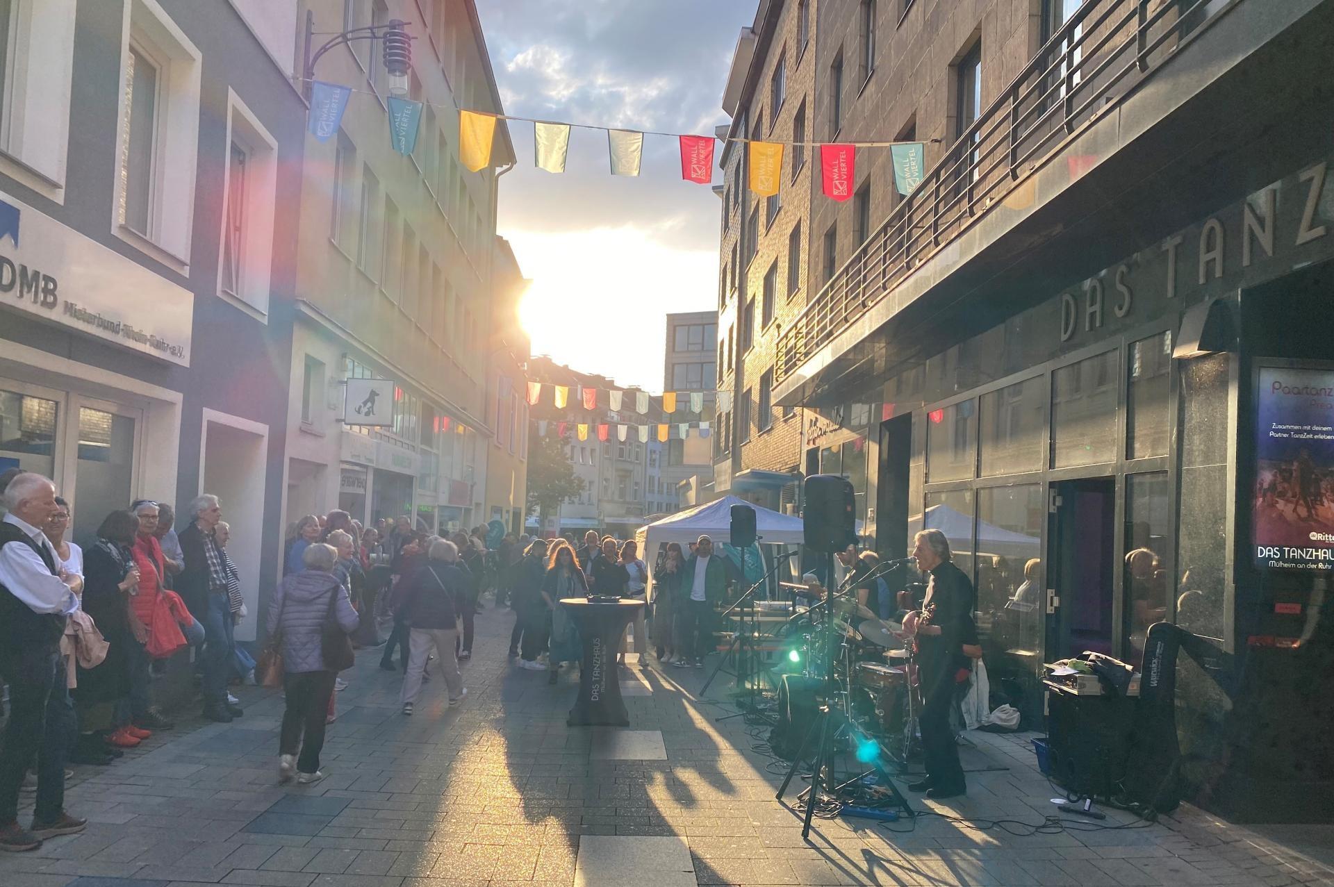 "Schön hier!" im Wallviertel mit bunten Wimpelketten