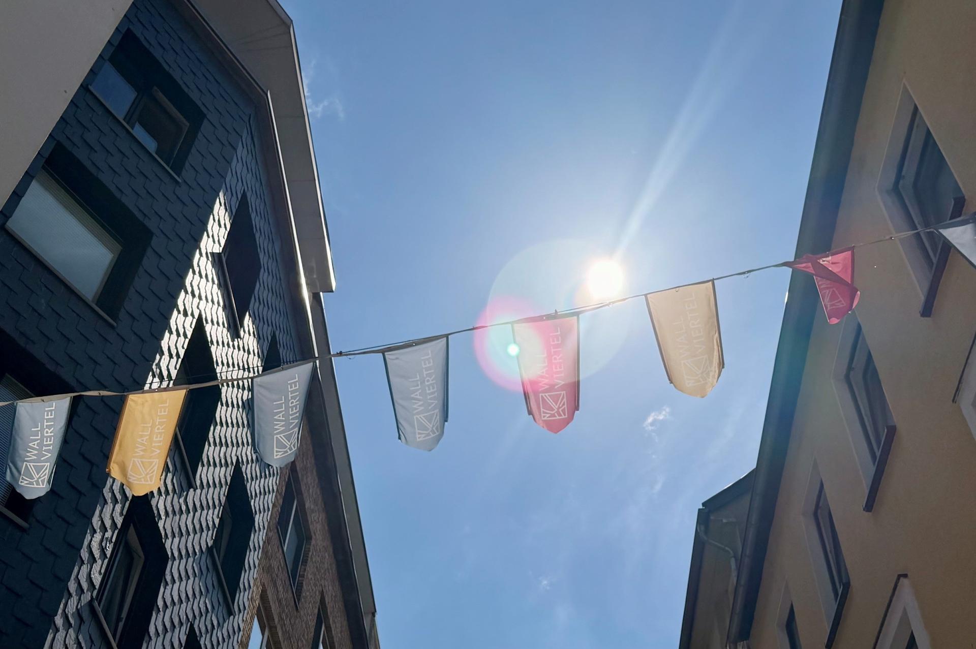 Bunte Wimpelketten im Wallviertel | hier: Löhberg
