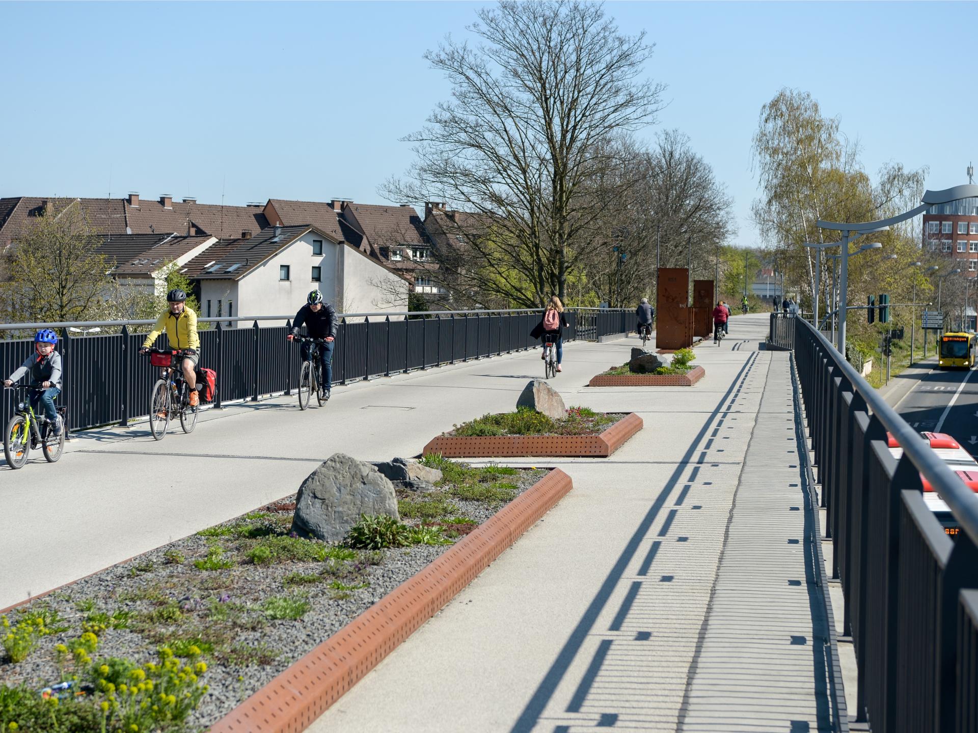 Umgebaute Bahntrasse mit Radschnellweg