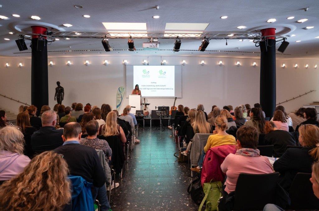 Blick aus dem Publikum aufs Rednerpult beim Fachtag "Frühe Entwicklung, starke Zukunft" am 24.09.2025 in der Stadthalle