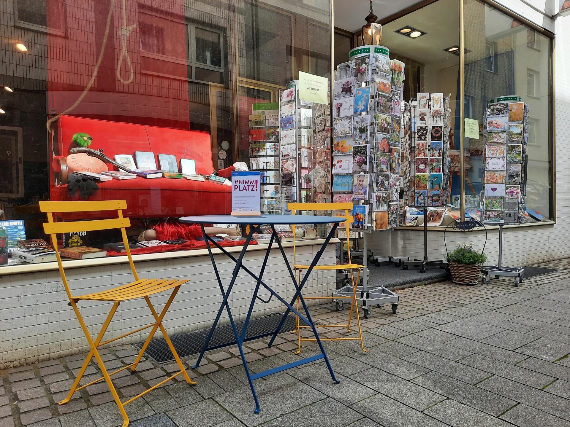 Buntes Sitzmobiliar vor der Buchhandlung am Löhberg 