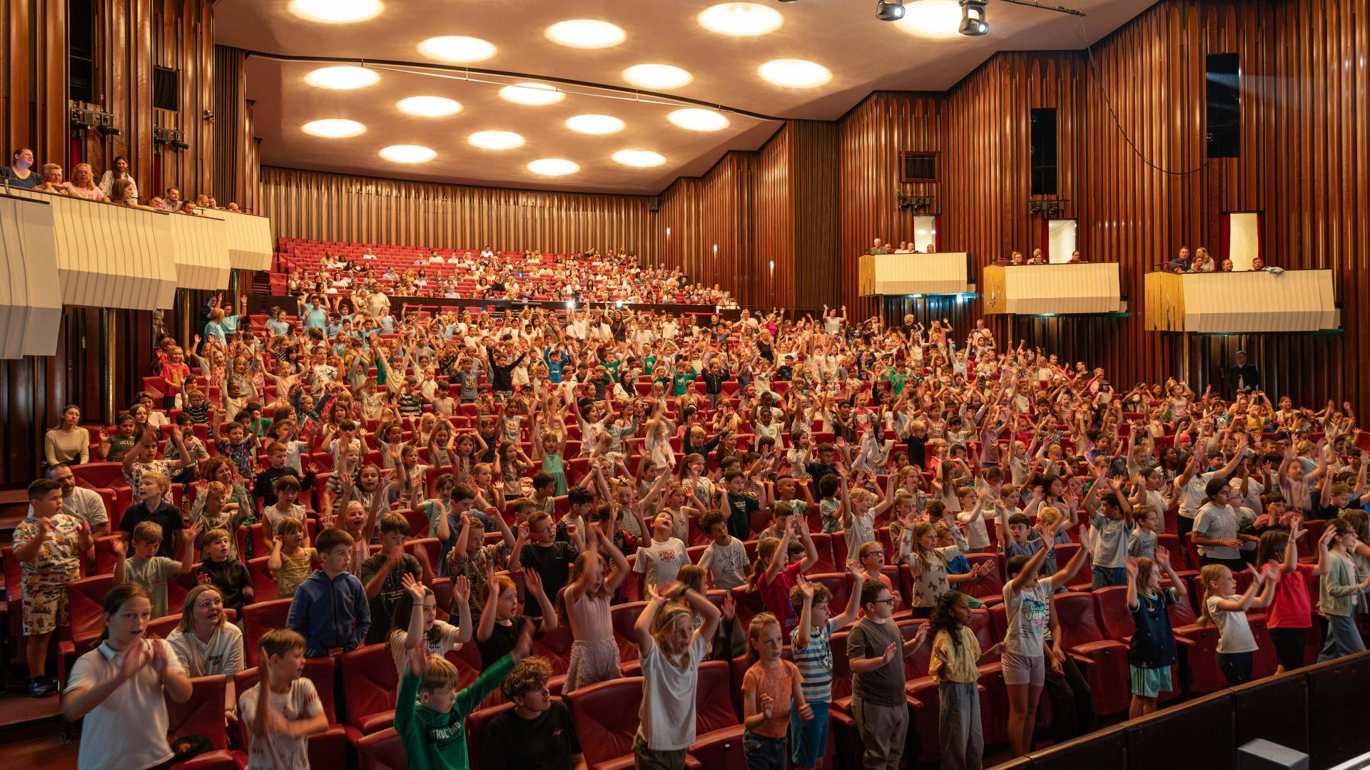 Gruppenfoto der singenden Kinder beim Abschlusskonzert der SingPause 2026