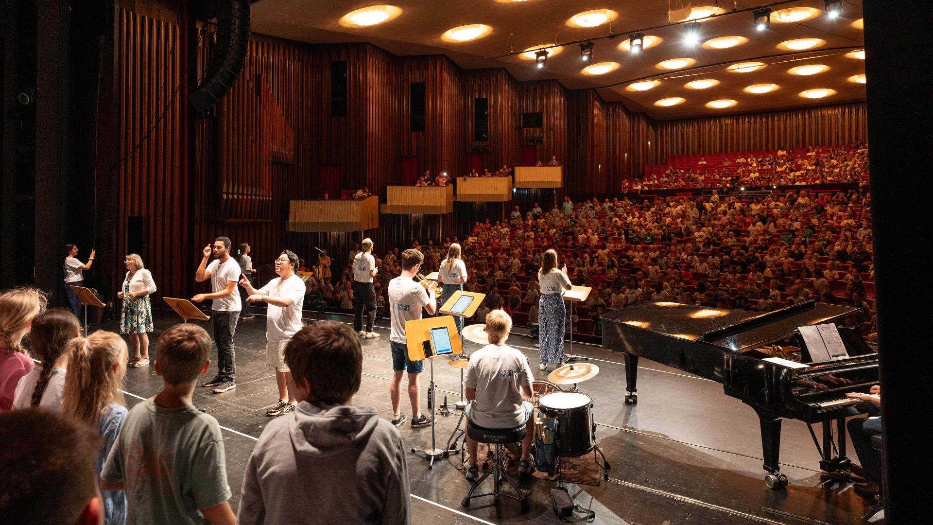 Singende Kinder mit Singleiter*innen beim Abschlusskonzert der SingPause 2026