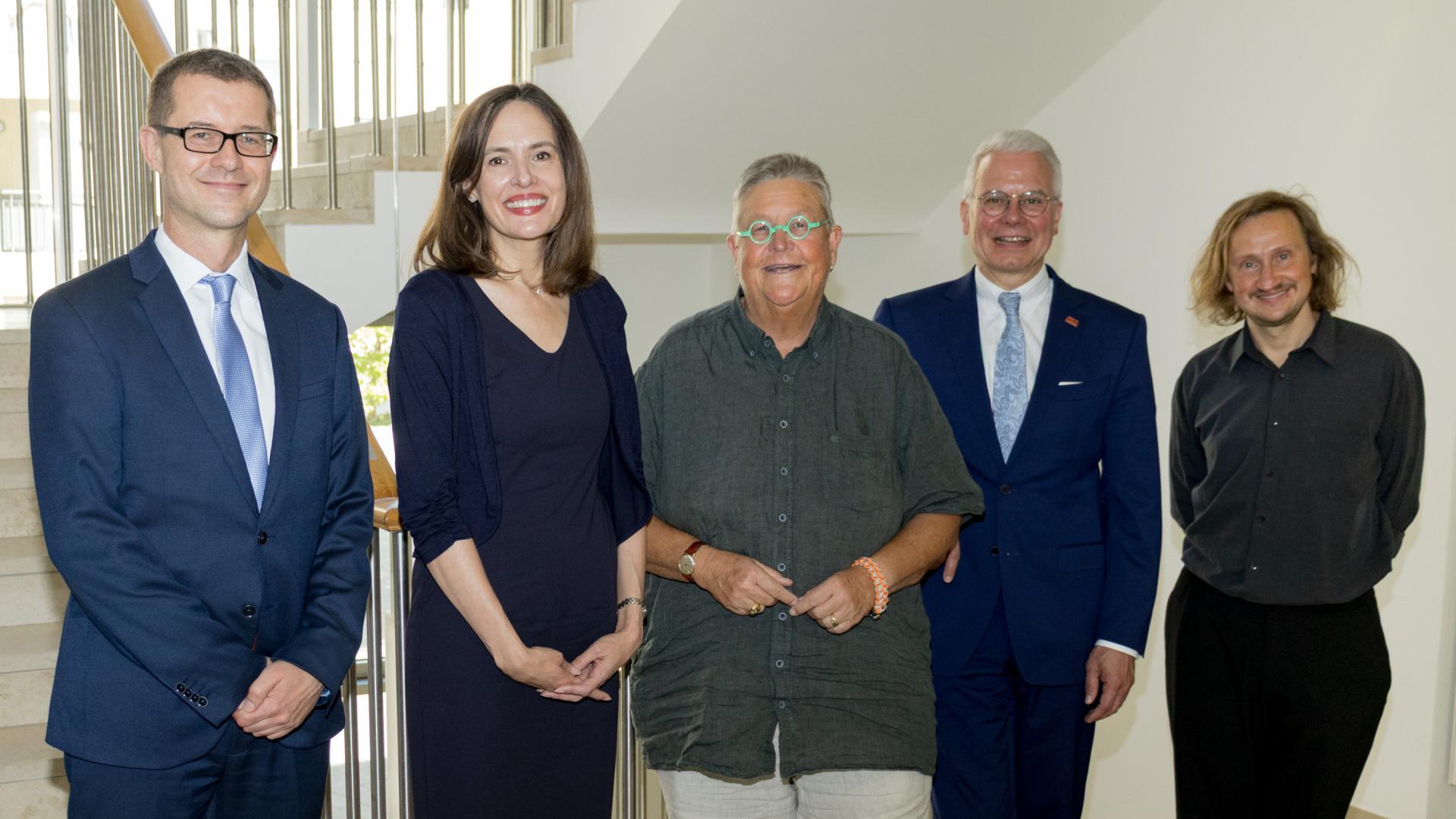 Der Ruhrpreis für Kunst und Wissenschaft der Stadt Mülheim an der Ruhr für das Jahr 2026 wird an die Wissenschaftlerin Prof. Dr. Serena DeBeer sowie an das Theaterkollektiv Subbotnik vergeben.