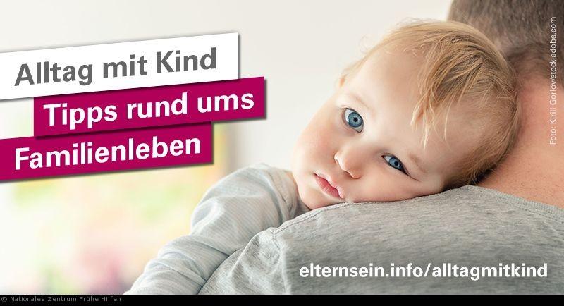 Ein Kind auf dem Arm der Mutter lehnt seinen Kopf an die Schulter der Mutter