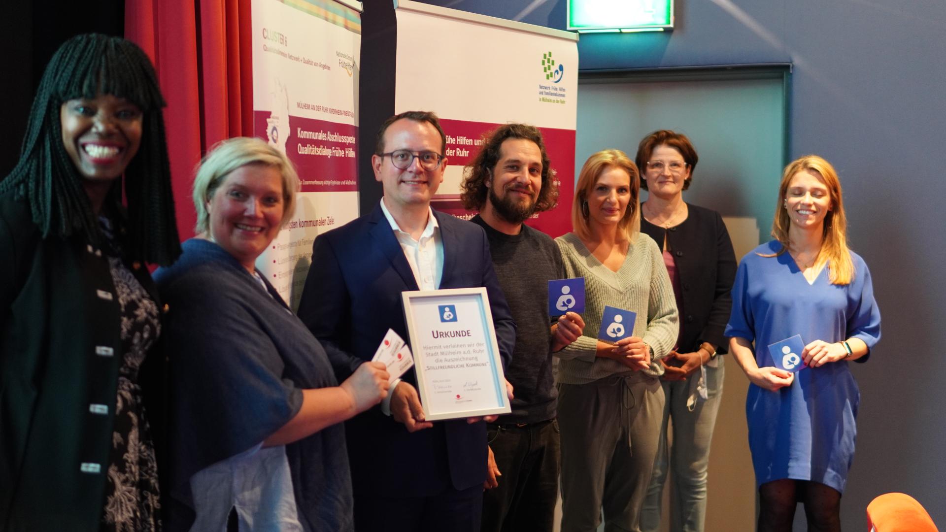 Fachkräfte aus den Frühen Hilfen freuen sich gemeinsam mit David Lüngen, dass die Urkunde "Stillfreundliche Kommune" überreicht wird