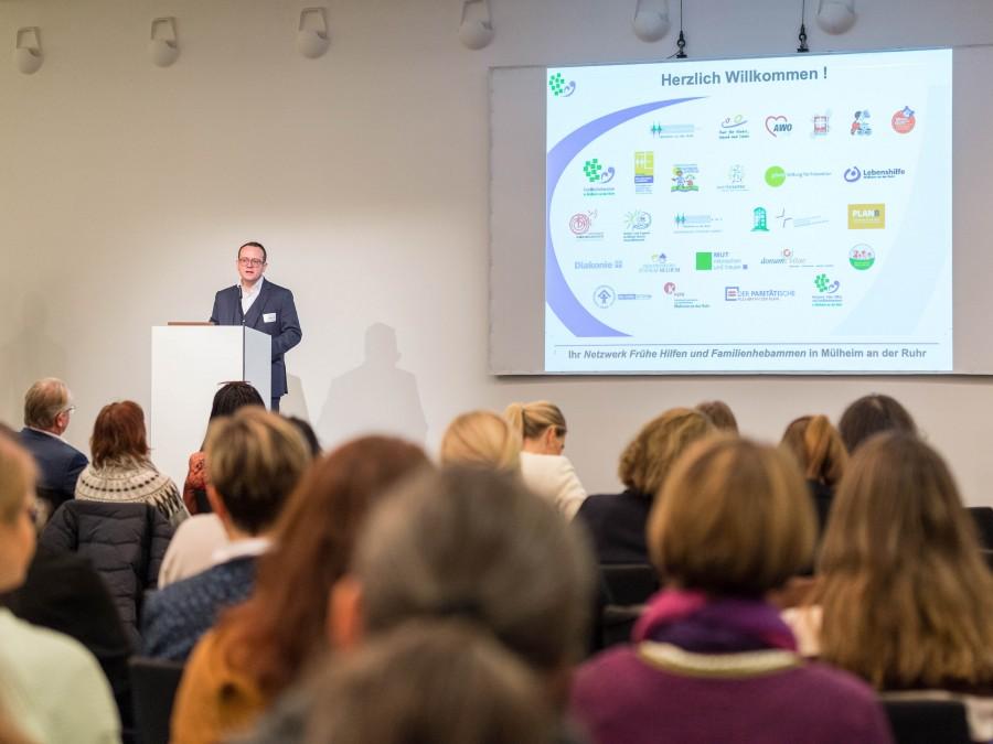 Stadtdirektor David Lüngen begrüßt die Teilnehmenden beim Fachtag am 6. Dezember 2023 