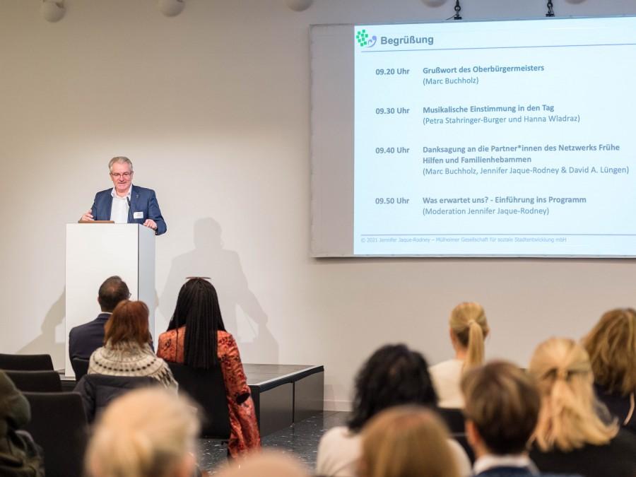 Oberbürgermeister Marc Buchholz begrüßt die Teilnehmenden beim Fachtag Frühe Hilfen am 06. Dezember 2023