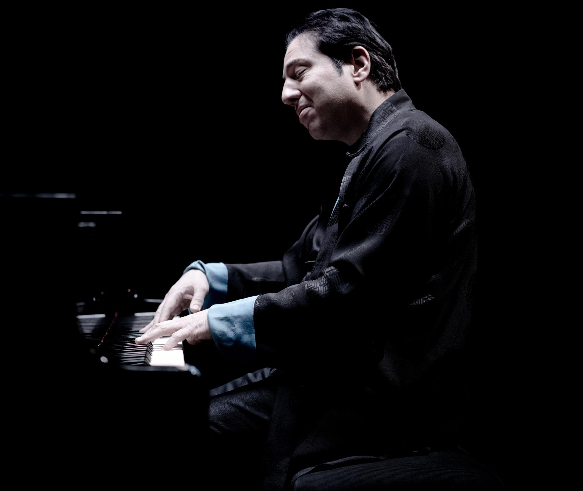 Der Pianist Fazıl Say spielt bei einem Konzert auf einem Flügel.